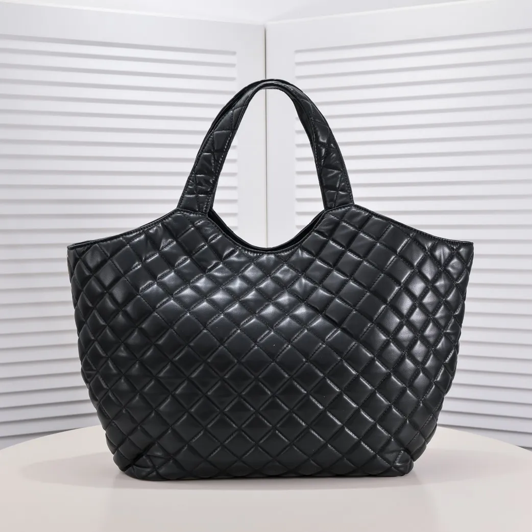 💰520￥𝗖𝗛𝗔𝗡𝗘𝗟 With the rise of the "little waste bag" trend, the sizes of major brand bags are getting smaller and smaller. While fashionable people carry their concave shapes, they often have to prepare a large handbag to hold mobile phones, water bottles, umbrellas and other daily items. It seems that they have heard everyone's needs. This season, 𝗖𝗛𝗔𝗡𝗘𝗟家 has launched a new bag IC that is said to be "able to hold everything in life" ARE, whose name originates from the Greek mythological figure - Icarus, is a three-dimensional monogram in the center of the Napa sheepskin. It is avant-garde and aura. The creative director of 𝗖𝗛𝗔𝗡𝗘𝗟 also said that this handbag will soon become the brand's most eye-catching new style. For people who cannot rely on small handbags for daily travel, Icare's spacious large-capacity design and simple and clean shape must be very suitable for you! Model: 9094 Large bag size: opening width 58cm, bottom width 47cm, height (with wrist) 61cm, bottom side width 8cm Small bag size: 27x13x8cm
