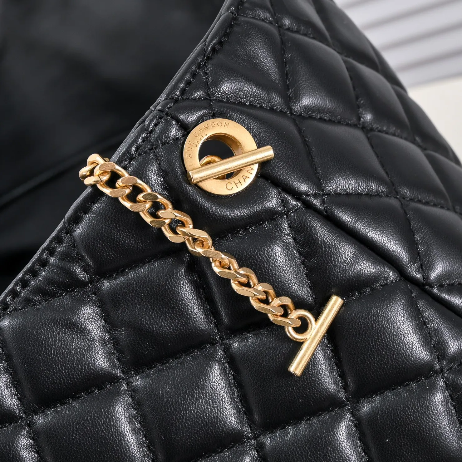 💰520￥𝗖𝗛𝗔𝗡𝗘𝗟 With the rise of the "little waste bag" trend, the sizes of major brand bags are getting smaller and smaller. While fashionable people carry their concave shapes, they often have to prepare a large handbag to hold mobile phones, water bottles, umbrellas and other daily items. It seems that they have heard everyone's needs. This season, 𝗖𝗛𝗔𝗡𝗘𝗟家 has launched a new bag IC that is said to be "able to hold everything in life" ARE, whose name originates from the Greek mythological figure - Icarus, is a three-dimensional monogram in the center of the Napa sheepskin. It is avant-garde and aura. The creative director of 𝗖𝗛𝗔𝗡𝗘𝗟 also said that this handbag will soon become the brand's most eye-catching new style. For people who cannot rely on small handbags for daily travel, Icare's spacious large-capacity design and simple and clean shape must be very suitable for you! Model: 9094 Large bag size: opening width 58cm, bottom width 47cm, height (with wrist) 61cm, bottom side width 8cm Small bag size: 27x13x8cm