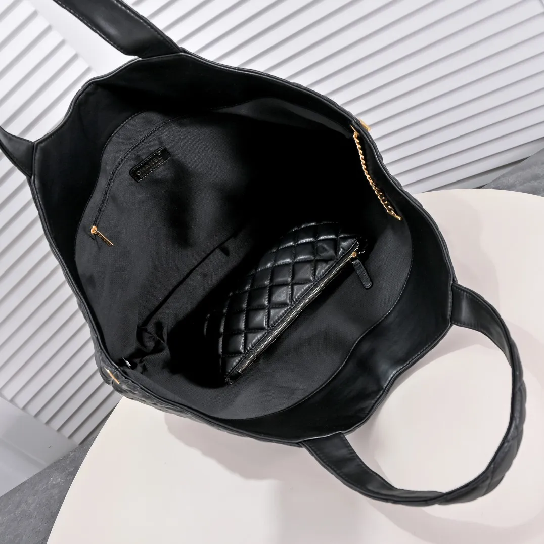 💰520￥𝗖𝗛𝗔𝗡𝗘𝗟 With the rise of the "little waste bag" trend, the sizes of major brand bags are getting smaller and smaller. While fashionable people carry their concave shapes, they often have to prepare a large handbag to hold mobile phones, water bottles, umbrellas and other daily items. It seems that they have heard everyone's needs. This season, 𝗖𝗛𝗔𝗡𝗘𝗟家 has launched a new bag IC that is said to be "able to hold everything in life" ARE, whose name originates from the Greek mythological figure - Icarus, is a three-dimensional monogram in the center of the Napa sheepskin. It is avant-garde and aura. The creative director of 𝗖𝗛𝗔𝗡𝗘𝗟 also said that this handbag will soon become the brand's most eye-catching new style. For people who cannot rely on small handbags for daily travel, Icare's spacious large-capacity design and simple and clean shape must be very suitable for you! Model: 9094 Large bag size: opening width 58cm, bottom width 47cm, height (with wrist) 61cm, bottom side width 8cm Small bag size: 27x13x8cm