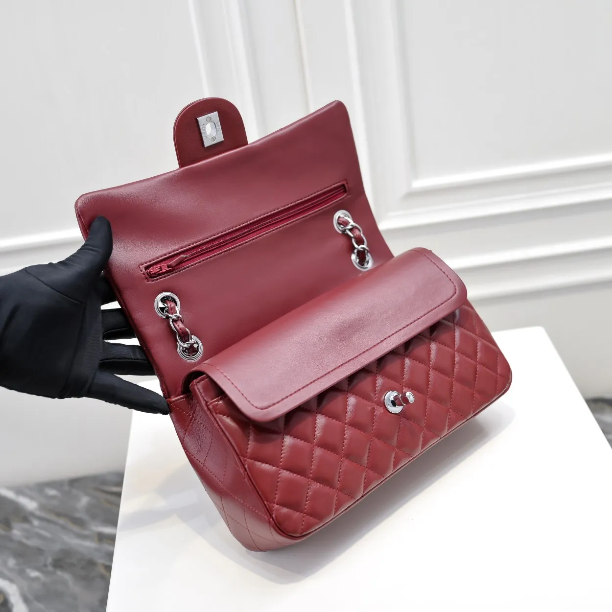 💰420￥Chanel🔥Exclusive quality real shot shipment✈️Official website updated simultaneously👑Chanel sheep pattern classic style with original hardware, summer style is coming💋CHANEL ‼ ️Crossbody bag, sheepskin with red lining🌸‼ ️ 🙈Fashion new favorite🙈 Size: 25.5*16*6.5. Style number: 1112 sheepskin