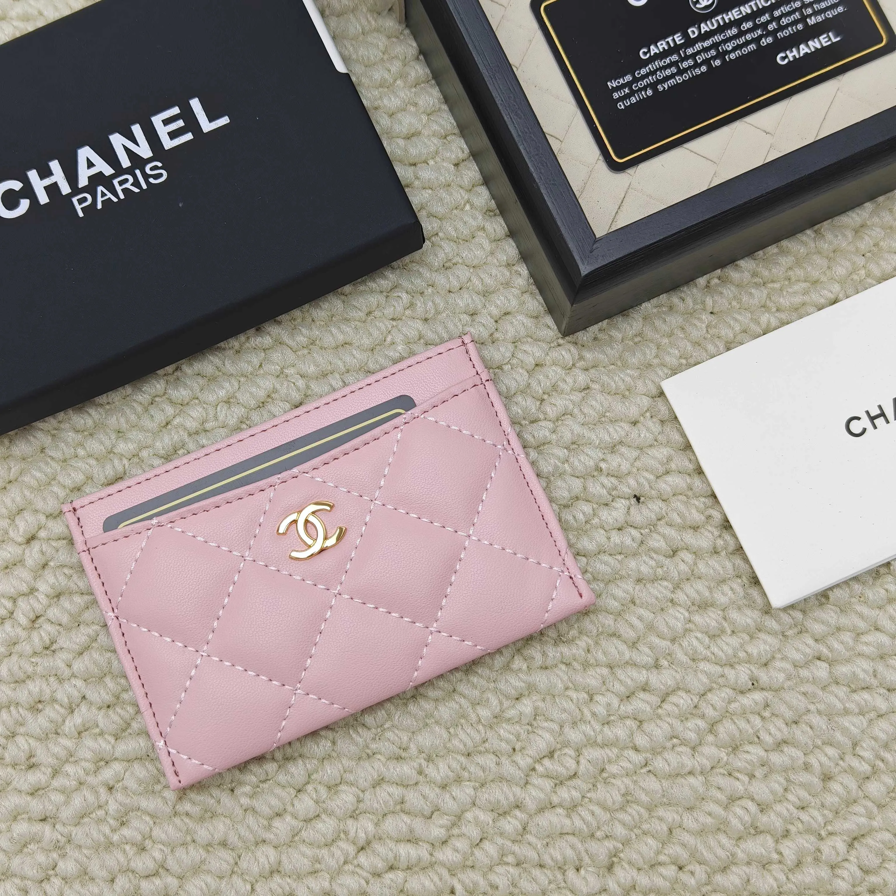 💰100Chanel Chanel counter classic card holder Model number: AP456 Made of cowhide caviar, a classic and timeless mini card holder. Super cute😍 Size: 7.5×11.2×0.5cm Fine workmanship and high-end quality