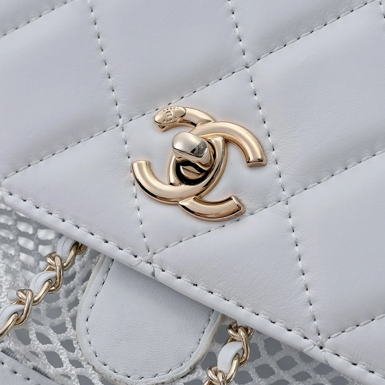 💰500￥👑CHANEL25S hot spring and summer series🔥Chanel fishnet gauze bag uses hollow mesh, metal weaving/sheepskin mesh and other materials to create a light and breathable mesh bag effect. The classic rhombus and personalized mesh! The conflicting aesthetics make it look summery at a glance. Tian~ The back is not only for carrying items, but also a fashion benchmark for walking on the street. √ Makes you the center of attention easily. It can be carried on one shoulder, both shoulders, or by hand! The capacity is enough for commuting and traveling. It is definitely a considerate companion for your travels! Size: 26x25cm, style number: 1233