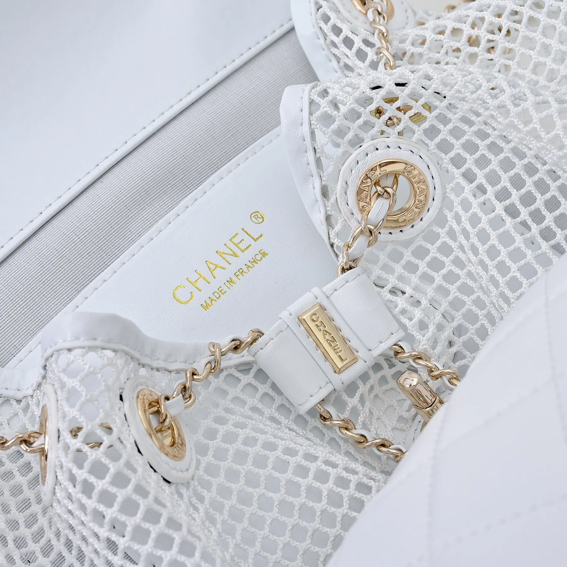 💰500￥👑CHANEL25S hot spring and summer series🔥Chanel fishnet gauze bag uses hollow mesh, metal weaving/sheepskin mesh and other materials to create a light and breathable mesh bag effect. The classic rhombus and personalized mesh! The conflicting aesthetics make it look summery at a glance. Tian~ The back is not only for carrying items, but also a fashion benchmark for walking on the street. √ Makes you the center of attention easily. It can be carried on one shoulder, both shoulders, or by hand! The capacity is enough for commuting and traveling. It is definitely a considerate companion for your travels! Size: 26x25cm, style number: 1233