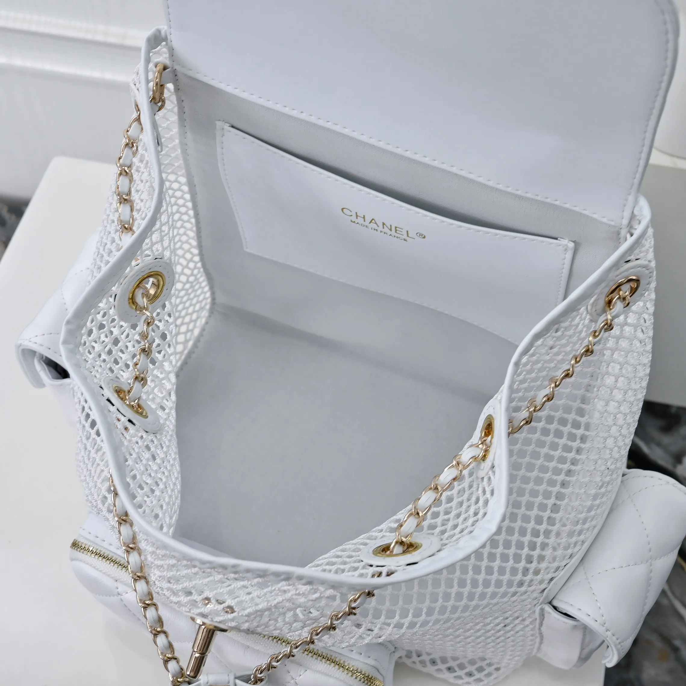 💰500￥👑CHANEL25S hot spring and summer series🔥Chanel fishnet gauze bag uses hollow mesh, metal weaving/sheepskin mesh and other materials to create a light and breathable mesh bag effect. The classic rhombus and personalized mesh! The conflicting aesthetics make it look summery at a glance. Tian~ The back is not only for carrying items, but also a fashion benchmark for walking on the street. √ Makes you the center of attention easily. It can be carried on one shoulder, both shoulders, or by hand! The capacity is enough for commuting and traveling. It is definitely a considerate companion for your travels! Size: 26x25cm, style number: 1233