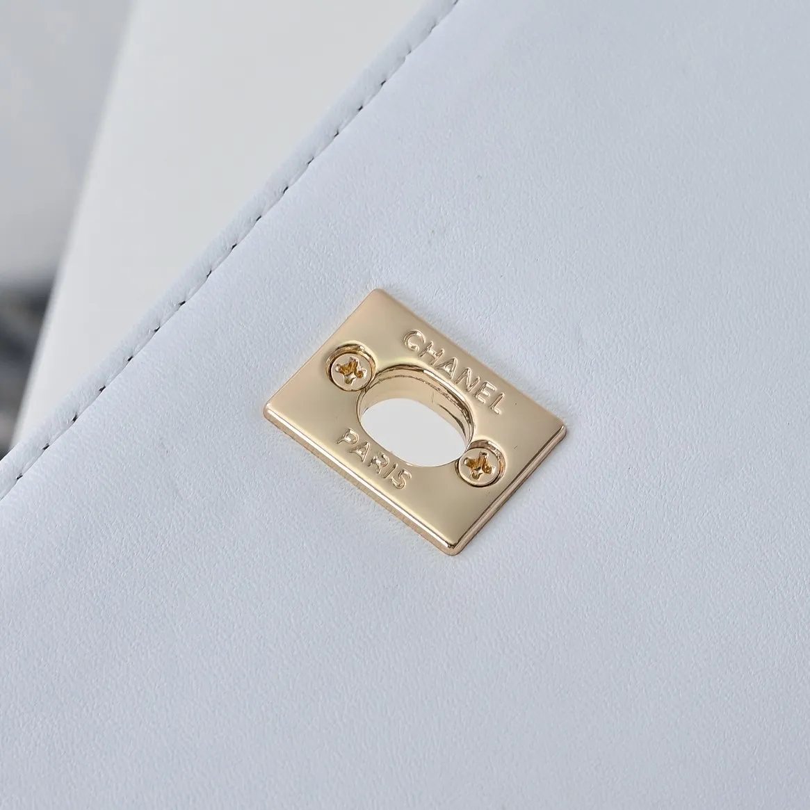 💰500￥👑CHANEL25S hot spring and summer series🔥Chanel fishnet gauze bag uses hollow mesh, metal weaving/sheepskin mesh and other materials to create a light and breathable mesh bag effect. The classic rhombus and personalized mesh! The conflicting aesthetics make it look summery at a glance. Tian~ The back is not only for carrying items, but also a fashion benchmark for walking on the street. √ Makes you the center of attention easily. It can be carried on one shoulder, both shoulders, or by hand! The capacity is enough for commuting and traveling. It is definitely a considerate companion for your travels! Size: 26x25cm, style number: 1233