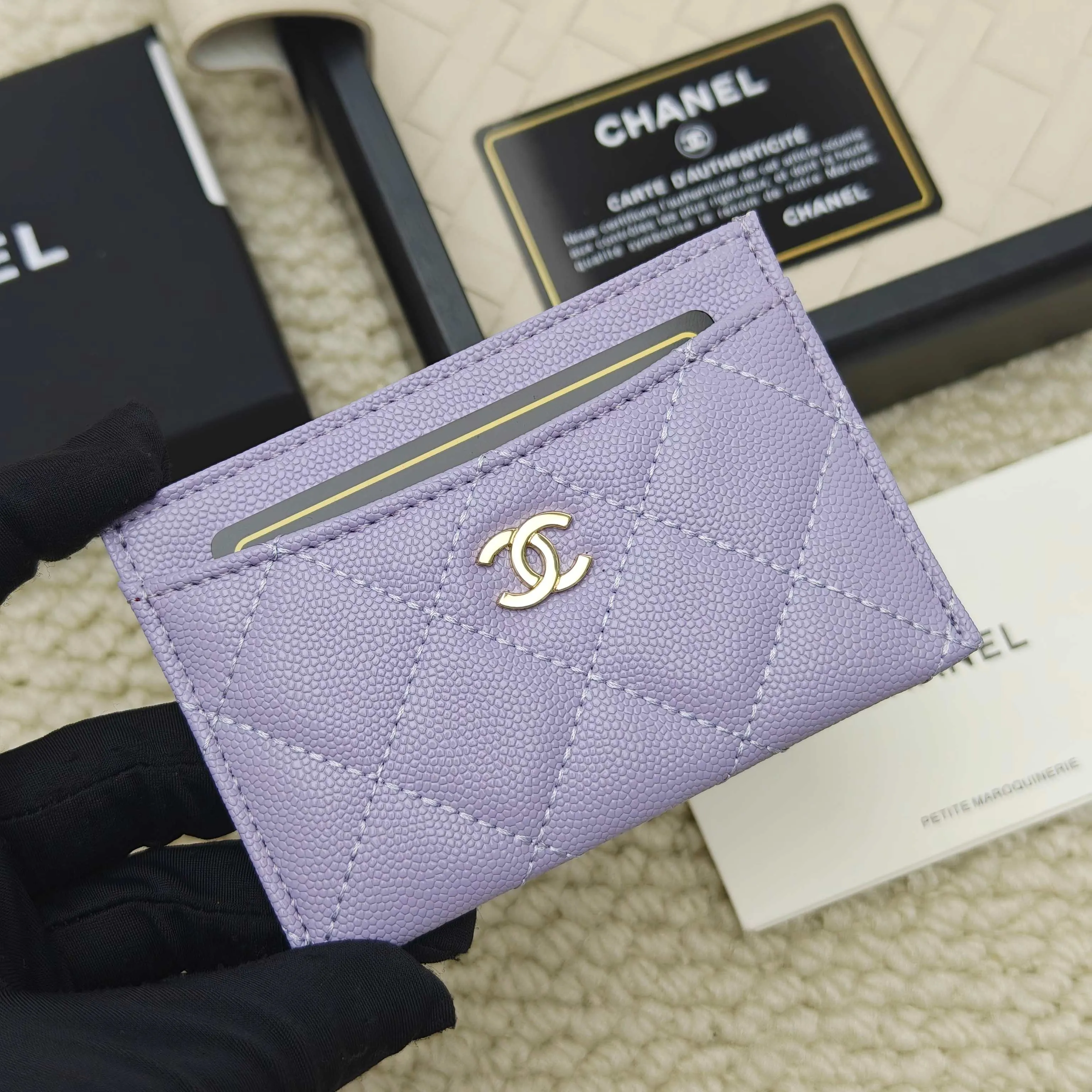 💰100Chanel Chanel counter classic card holder Model number: AP456 Made of cowhide caviar, a classic and timeless mini card holder. Super cute😍 Size: 7.5×11.2×0.5cm Fine workmanship and high-end quality