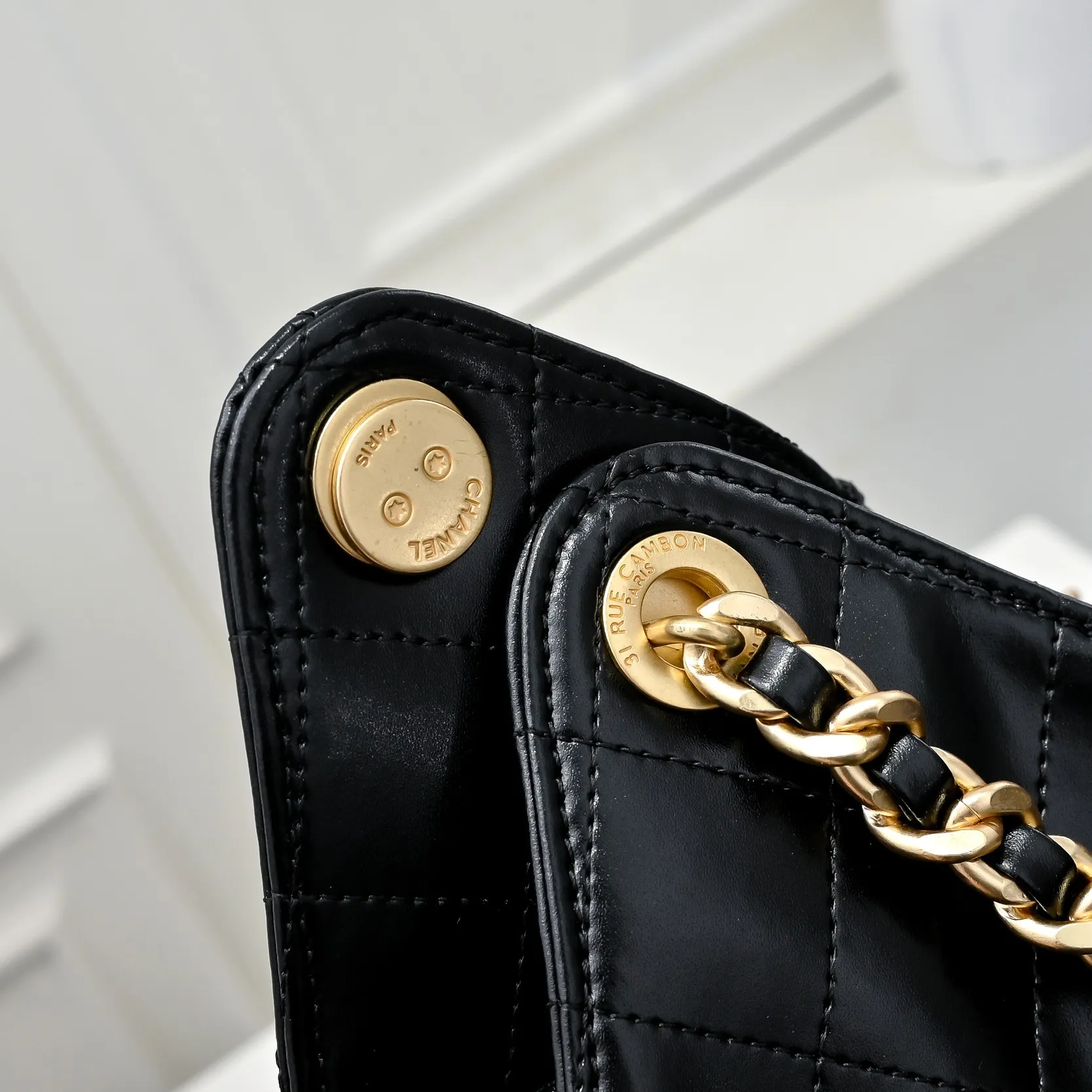 💰580￥ Large upgraded version chanel 25c bag king oil wax leather hobo armpit bag hippie armpit bag large retro gold coin button drawstring bucket bag + diamond pattern + retro black gold classic chain design, full of high-end sense! A must-have for daily travel, with exquisite appearance and delicate texture, it can be easily worn in both casual and formal occasions. Size: 40x30x15cm Style No.: 7073 Material: Oil-waxed cowhide