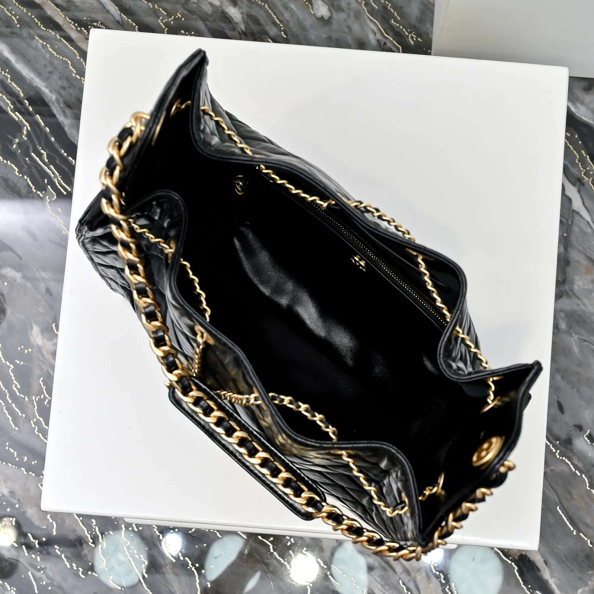 💰580￥ Large upgraded version chanel 25c bag king oil wax leather hobo armpit bag hippie armpit bag large retro gold coin button drawstring bucket bag + diamond pattern + retro black gold classic chain design, full of high-end sense! A must-have for daily travel, with exquisite appearance and delicate texture, it can be easily worn in both casual and formal occasions. Size: 40x30x15cm Style No.: 7073 Material: Oil-waxed cowhide