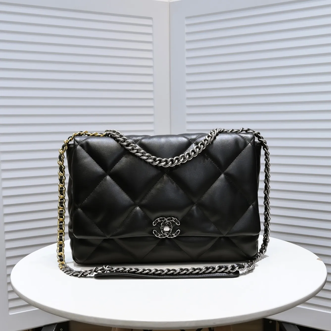 💰480￥The latest popular model of Chanel in large black size is now available📣📣Synchronized with counters🤭Imported cowhide🐂feels very soft. The upper body effect is super good, it can be carried by hand, on one shoulder or cross-body, showing the elegance and charm of women. Hurry up and get it. Style number: 9012. Size: 36*24*14cm.