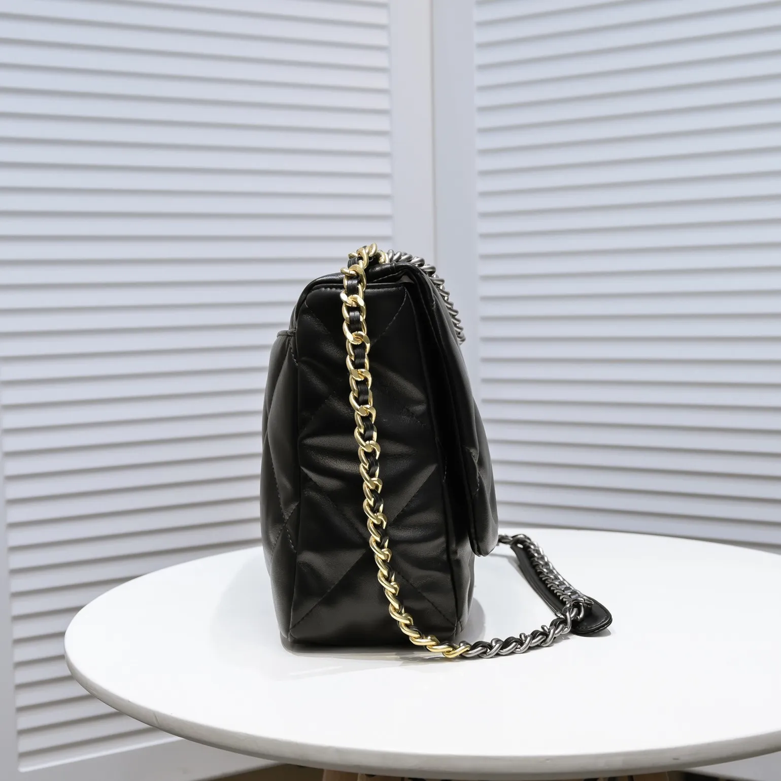 💰480￥The latest popular model of Chanel in large black size is now available📣📣Synchronized with counters🤭Imported cowhide🐂feels very soft. The upper body effect is super good, it can be carried by hand, on one shoulder or cross-body, showing the elegance and charm of women. Hurry up and get it. Style number: 9012. Size: 36*24*14cm.