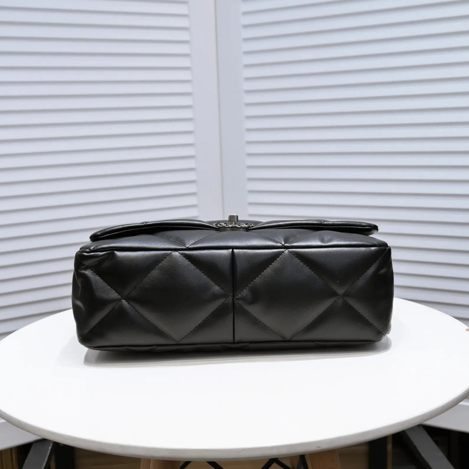 💰480￥The latest popular model of Chanel in large black size is now available📣📣Synchronized with counters🤭Imported cowhide🐂feels very soft. The upper body effect is super good, it can be carried by hand, on one shoulder or cross-body, showing the elegance and charm of women. Hurry up and get it. Style number: 9012. Size: 36*24*14cm.