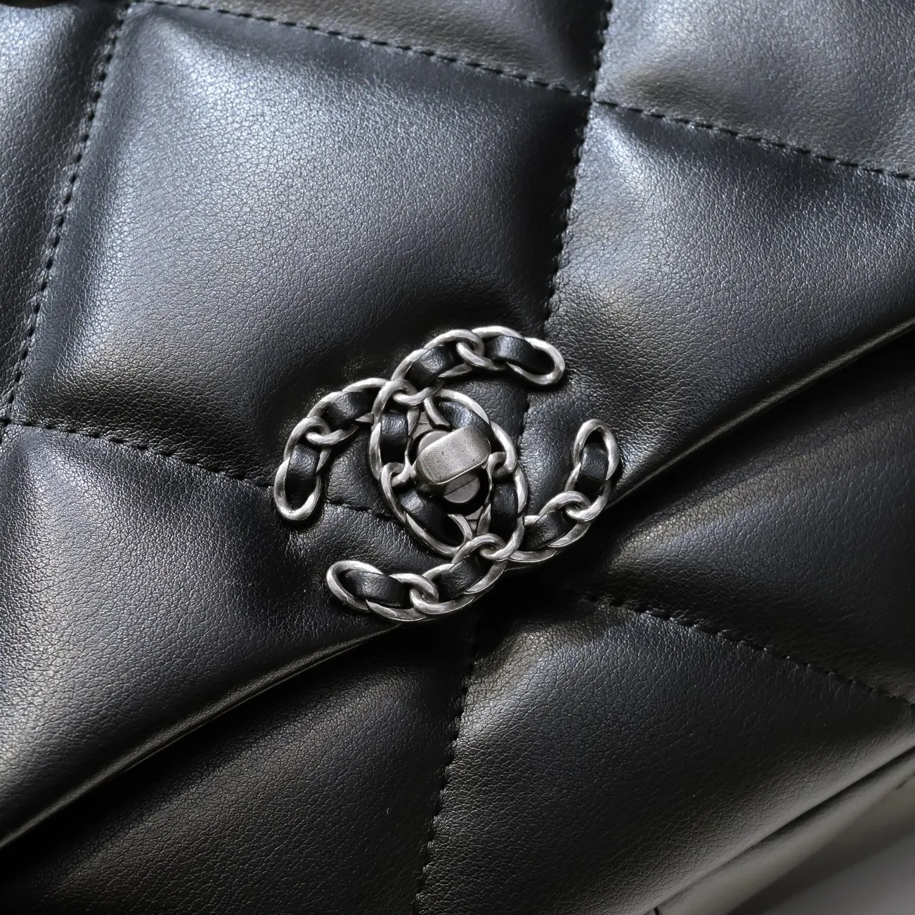 💰480￥The latest popular model of Chanel in large black size is now available📣📣Synchronized with counters🤭Imported cowhide🐂feels very soft. The upper body effect is super good, it can be carried by hand, on one shoulder or cross-body, showing the elegance and charm of women. Hurry up and get it. Style number: 9012. Size: 36*24*14cm.