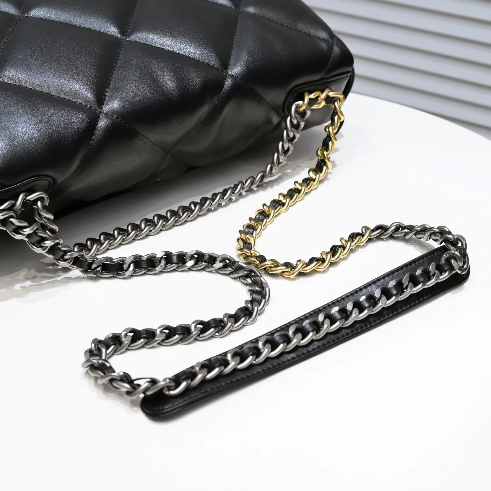 💰480￥The latest popular model of Chanel in large black size is now available📣📣Synchronized with counters🤭Imported cowhide🐂feels very soft. The upper body effect is super good, it can be carried by hand, on one shoulder or cross-body, showing the elegance and charm of women. Hurry up and get it. Style number: 9012. Size: 36*24*14cm.