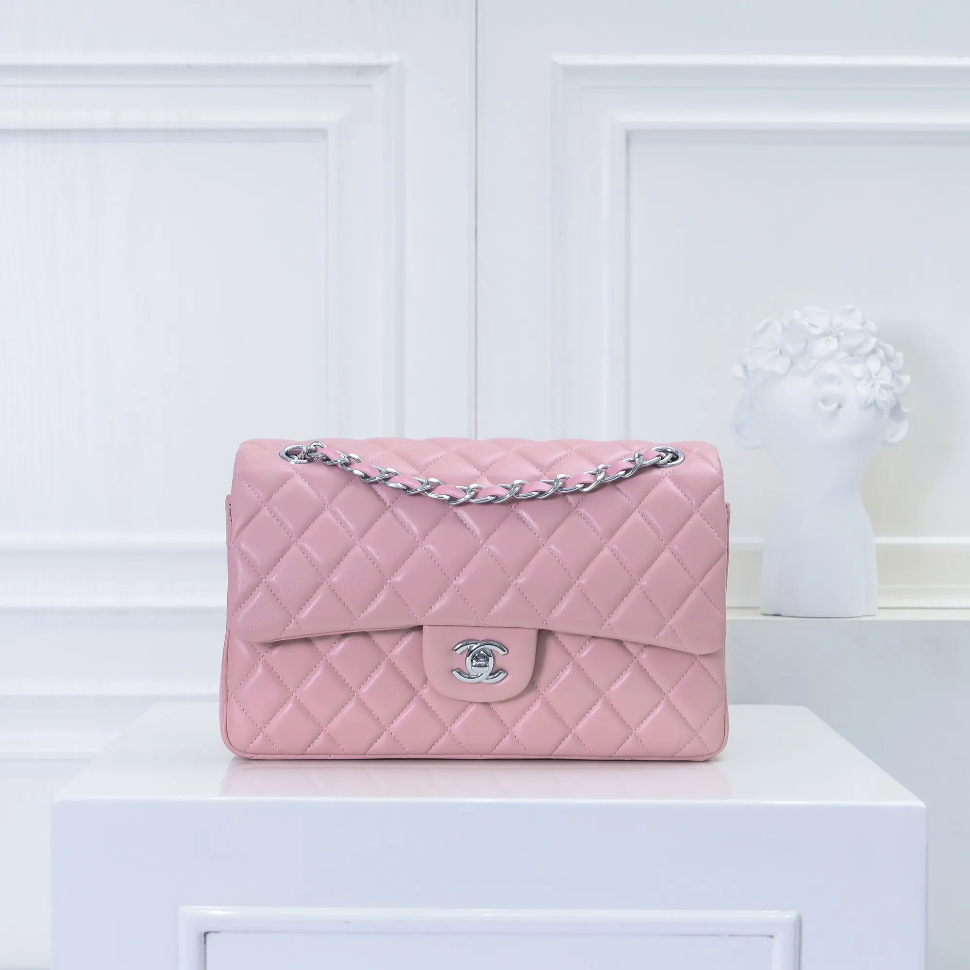 💰420￥Chanel🔥Exclusive quality real shot shipment✈️Official website updated simultaneously👑Chanel sheep pattern classic style with original hardware, summer style is coming💋CHANEL ‼ ️Crossbody bag, sheepskin with red lining🌸‼ ️ 🙈Fashion new favorite🙈 Size: 25.5*16*6.5. Style number: 1112 sheepskin