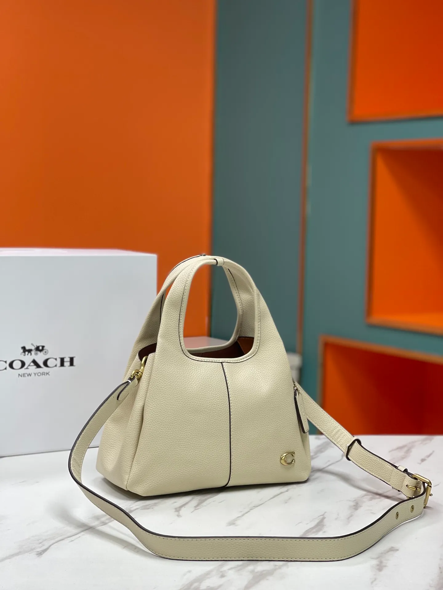 Top original order batch 460💰Coach/Coach new September vegetable basket is huge and beautiful. Coach model CM545. September new LANA vegetable basket bag. The bag shape is simple and elegant, and can be used for daily items. It is small enough and can be carried by hand or cross-body. Daily items can be placed completely. It is medium-sized and can be carried by hand or cross-body. Size 22.31.13.