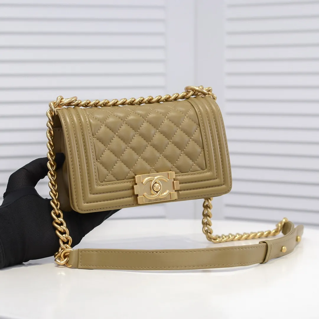 💰400￥ (Full sheepskin with original hardware) [Smile] Chanel Chanel 👑 Lambskin [Lightning] Thickened electroplated hardware accessories 🌈 The workmanship is comparable to the original order 💪 The bottom can be pinched and rebounded without trace, absolutely spot-on and real-life, fashionable and durable 💪💪 High-end quality, no pressure in and out of the drill cabinet 💏, size 20*12*7cm, style number 67085