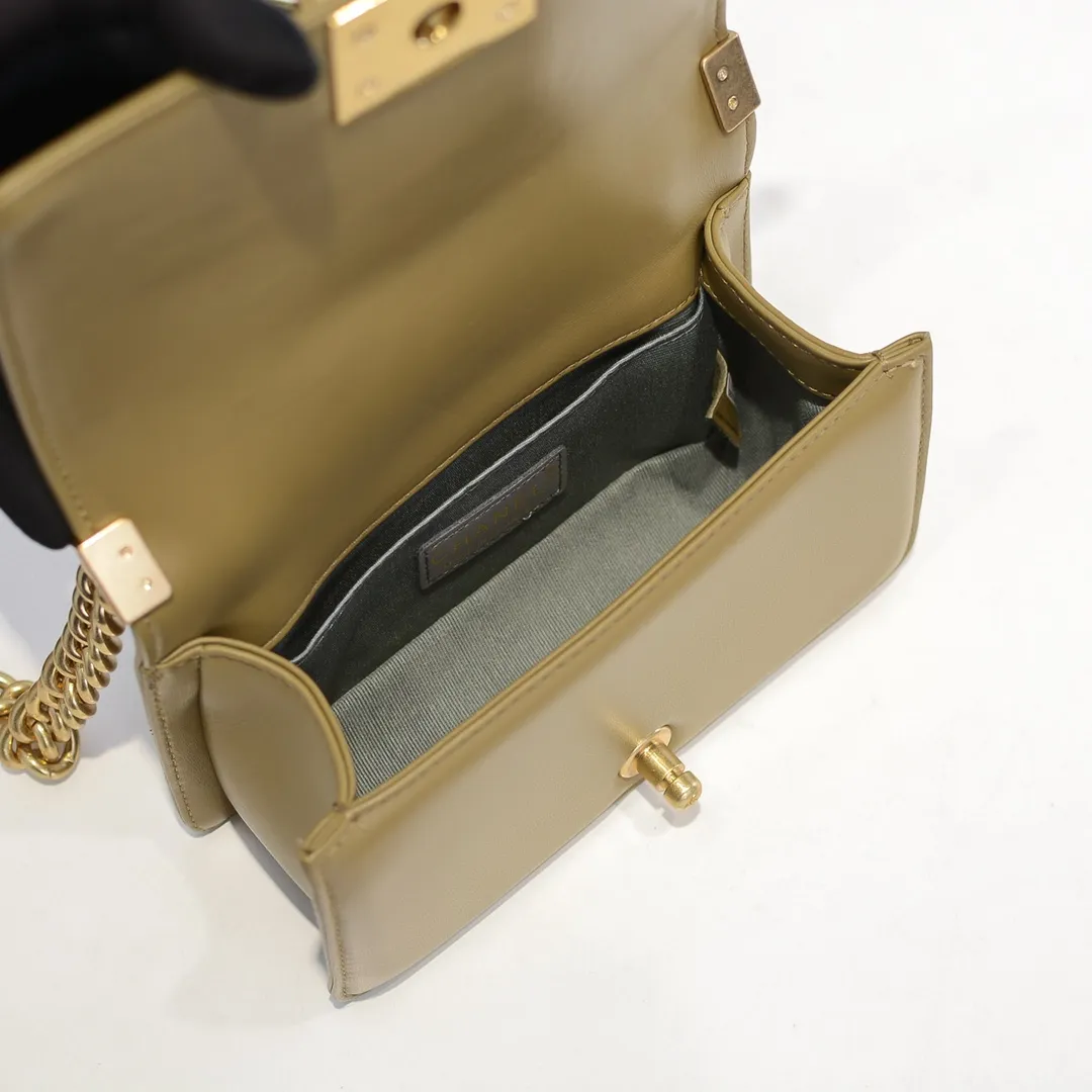 💰400￥ (Full sheepskin with original hardware) [Smile] Chanel Chanel 👑 Lambskin [Lightning] Thickened electroplated hardware accessories 🌈 The workmanship is comparable to the original order 💪 The bottom can be pinched and rebounded without trace, absolutely spot-on and real-life, fashionable and durable 💪💪 High-end quality, no pressure in and out of the drill cabinet 💏, size 20*12*7cm, style number 67085