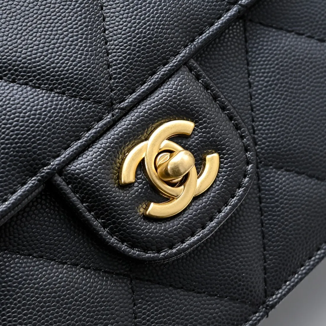 💰430￥Medium size👑CHANEL24k new autumn and winter large, medium and small, unique texture of caviar cowhide. It can be carried by hand or cross-body. The shoulder strap is detachable. It can perfectly match every look of yours, whether it is for daily outings or important occasions. Its classicness and elegance make you stand out from the crowd. Medium size: 19x14cm, style number: 1212