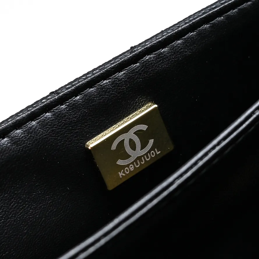 💰430￥Medium size👑CHANEL24k new autumn and winter large, medium and small, unique texture of caviar cowhide. It can be carried by hand or cross-body. The shoulder strap is detachable. It can perfectly match every look of yours, whether it is for daily outings or important occasions. Its classicness and elegance make you stand out from the crowd. Medium size: 19x14cm, style number: 1212