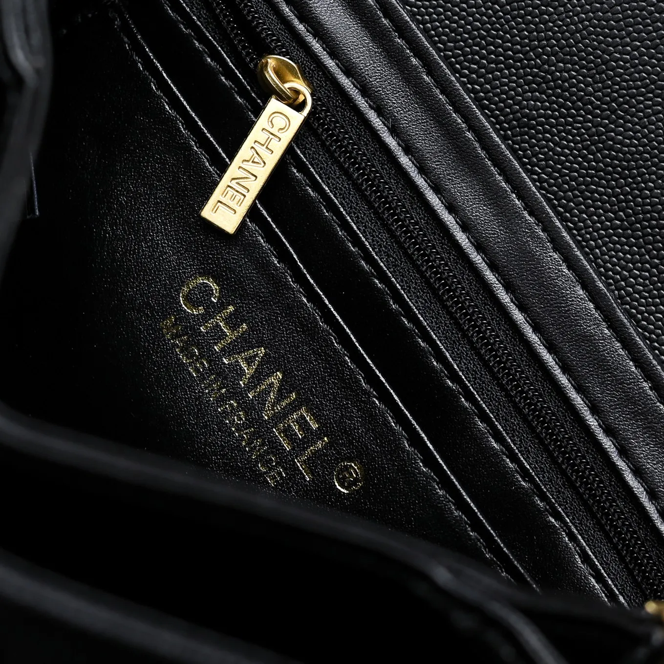 💰430￥Medium size👑CHANEL24k new autumn and winter large, medium and small, unique texture of caviar cowhide. It can be carried by hand or cross-body. The shoulder strap is detachable. It can perfectly match every look of yours, whether it is for daily outings or important occasions. Its classicness and elegance make you stand out from the crowd. Medium size: 19x14cm, style number: 1212