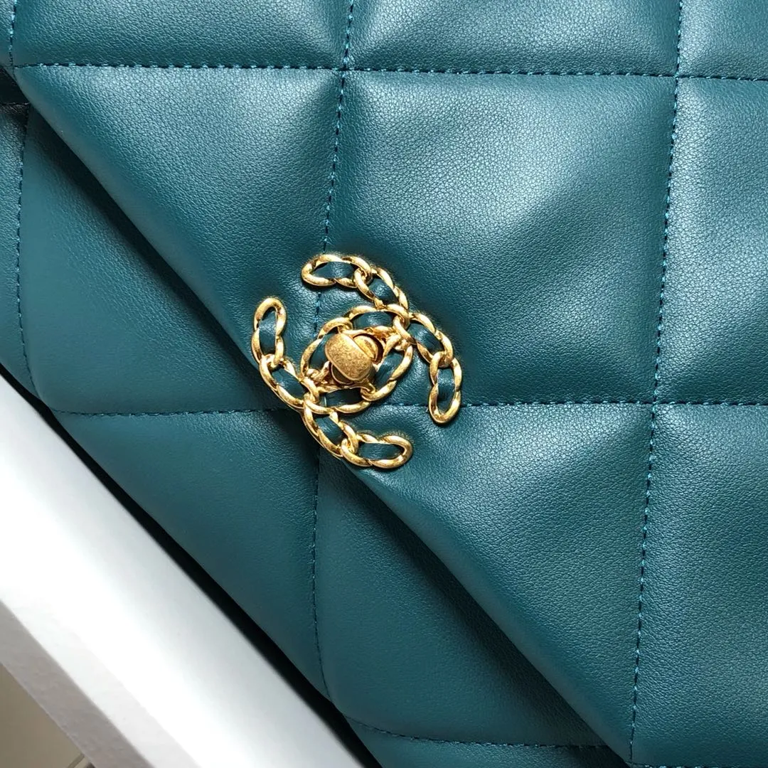 💰480￥Chanel’s latest hot model in large Turkish blue size is now available📣📣Synchronized with counters🤭Imported cowhide🐂very soft to the touch. The upper body effect is super good, it can be carried by hand, on one shoulder or cross-body, showing the elegance and charm of women. Hurry up and get it. Style number: 9012. Size: 36*24*14cm.