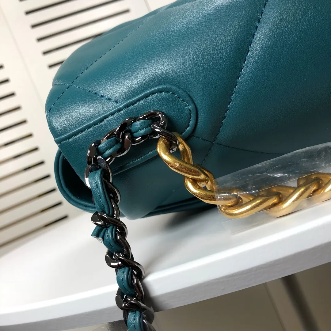💰480￥Chanel’s latest hot model in large Turkish blue size is now available📣📣Synchronized with counters🤭Imported cowhide🐂very soft to the touch. The upper body effect is super good, it can be carried by hand, on one shoulder or cross-body, showing the elegance and charm of women. Hurry up and get it. Style number: 9012. Size: 36*24*14cm.