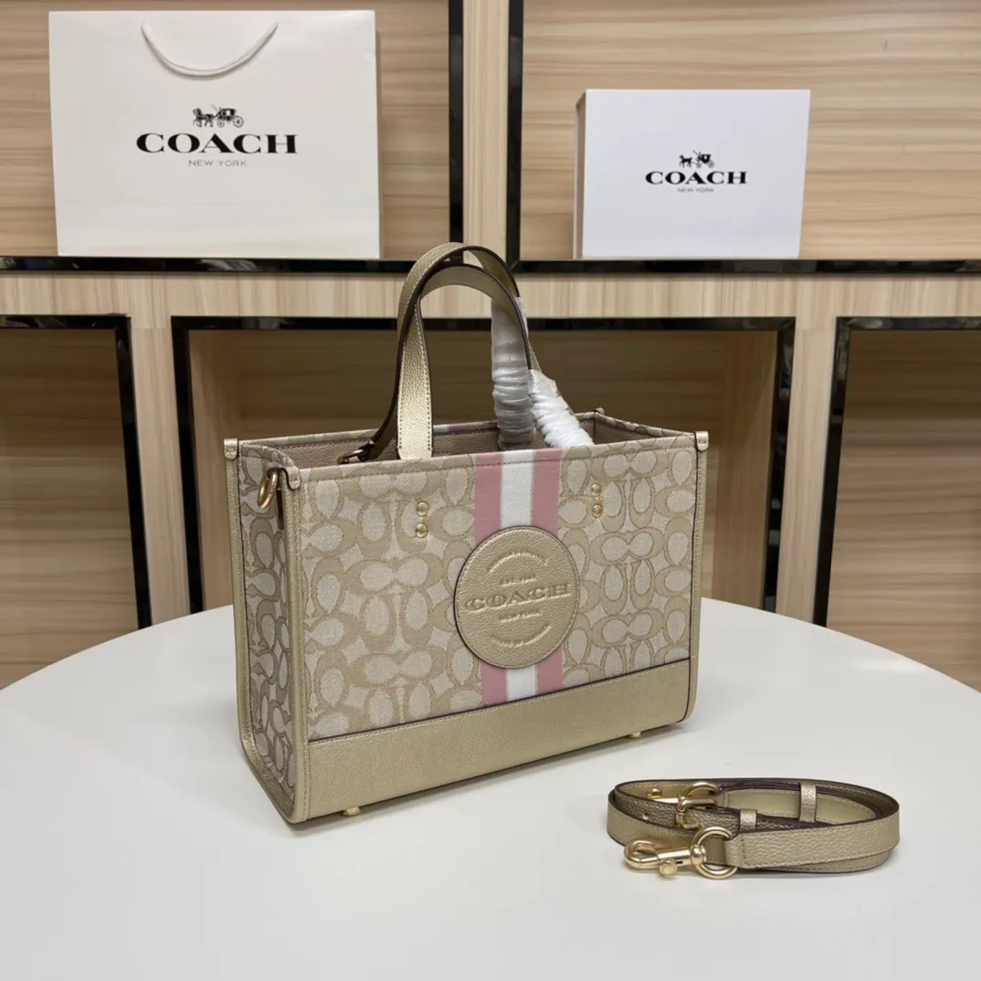 Batch 400💰. Coach/Coach counter new color CE984 Butot horizontal series, latest style design, large round cake LOGO, very iconic, big C with hemp thread presbyopia embroidery, size is about 29/13/22.
