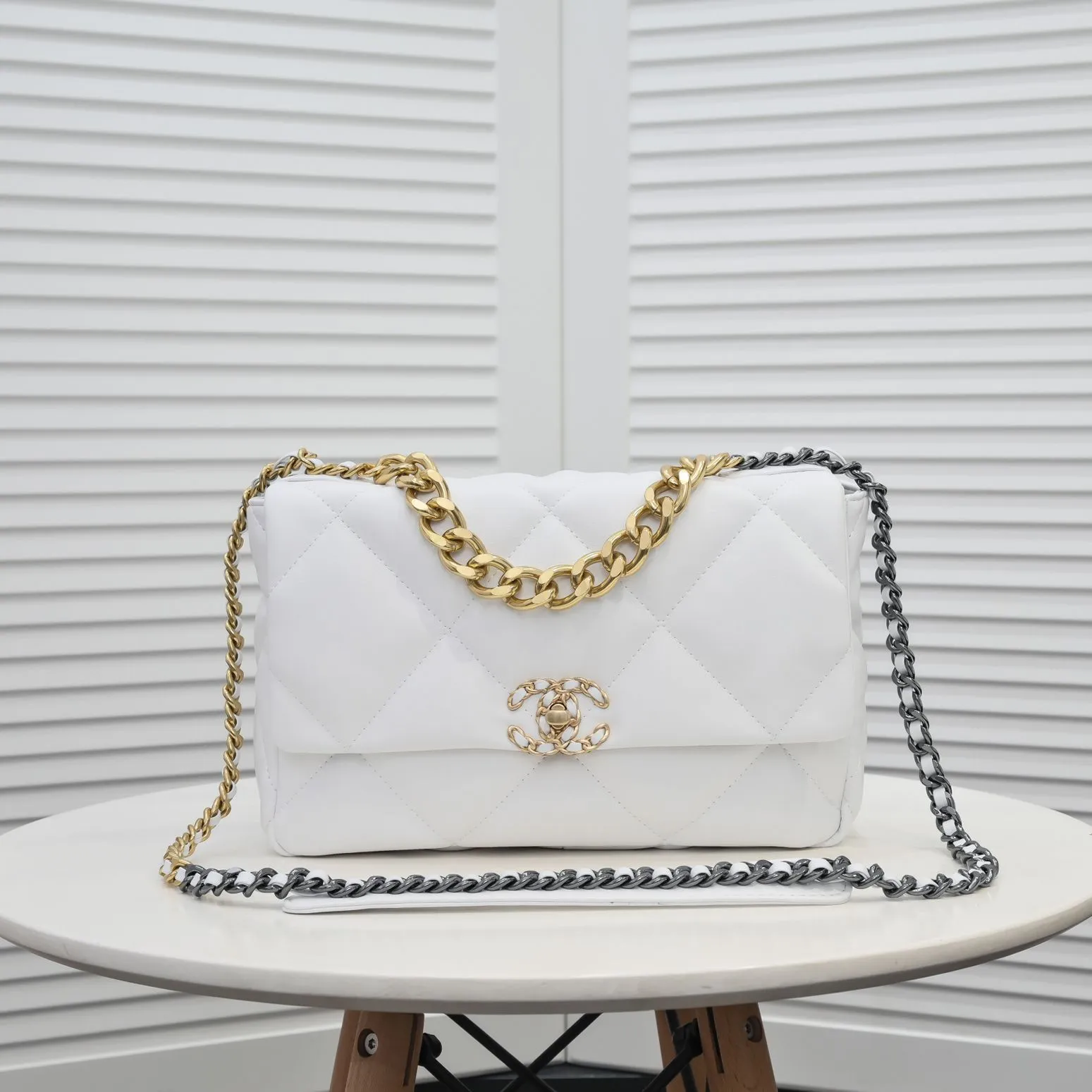 💰410￥Pure white medium size Chanel’s latest hot model is shipped📣📣Synchronized with counters🤭Imported cowhide🐂feels very soft. The upper body effect is super good, it can be carried by hand, on one shoulder or cross-body, showing the elegance and charm of women. Hurry up and get it. Style number: 9011. Size: 30*20*12cm.