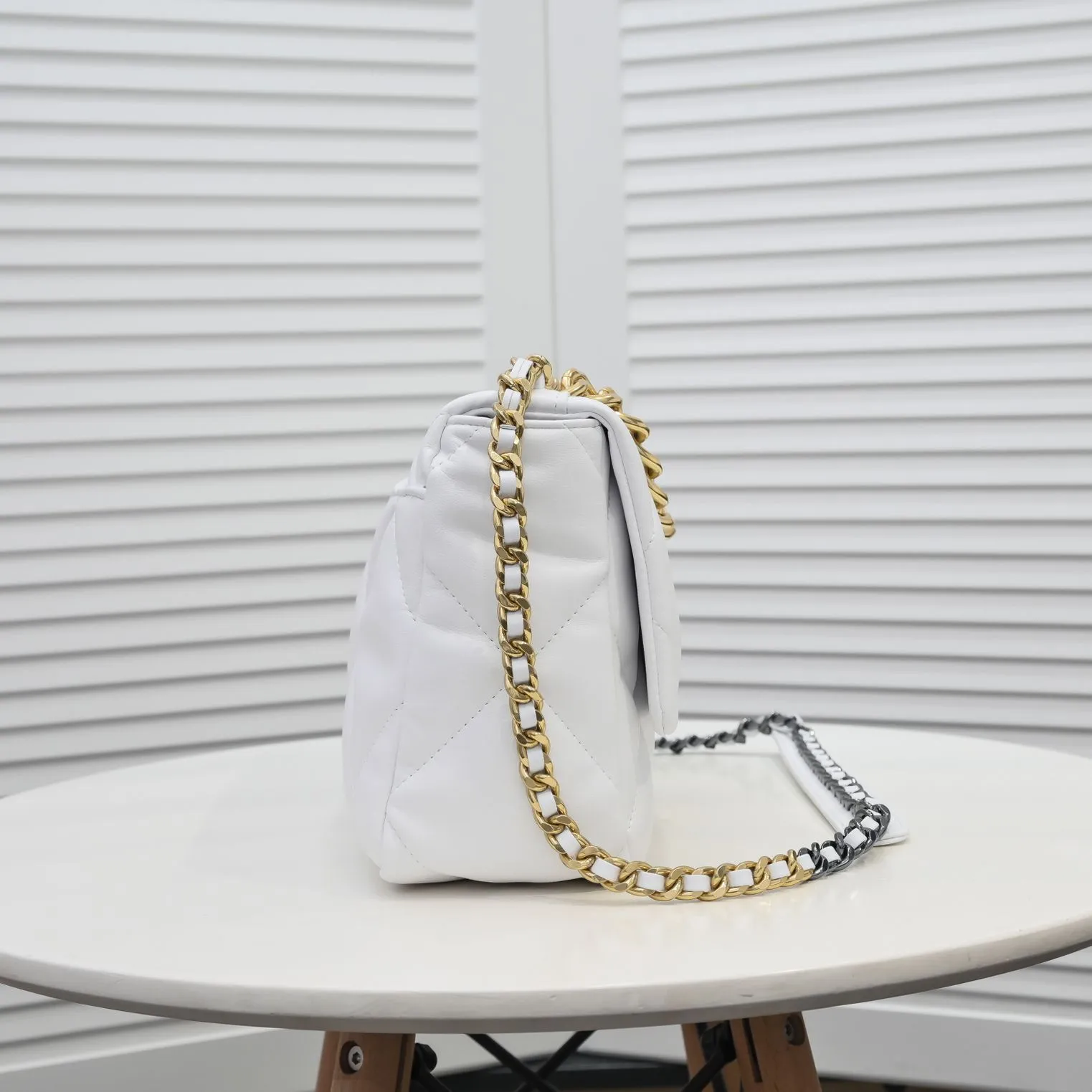 💰410￥Pure white medium size Chanel’s latest hot model is shipped📣📣Synchronized with counters🤭Imported cowhide🐂feels very soft. The upper body effect is super good, it can be carried by hand, on one shoulder or cross-body, showing the elegance and charm of women. Hurry up and get it. Style number: 9011. Size: 30*20*12cm.