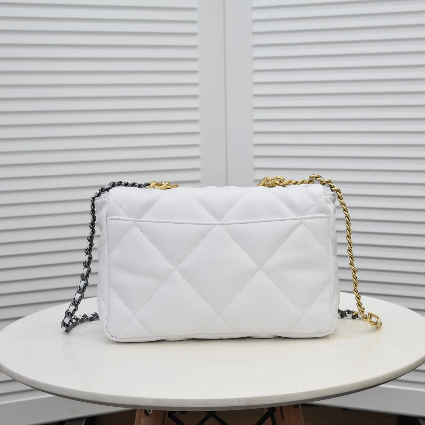 💰410￥Pure white medium size Chanel’s latest hot model is shipped📣📣Synchronized with counters🤭Imported cowhide🐂feels very soft. The upper body effect is super good, it can be carried by hand, on one shoulder or cross-body, showing the elegance and charm of women. Hurry up and get it. Style number: 9011. Size: 30*20*12cm.