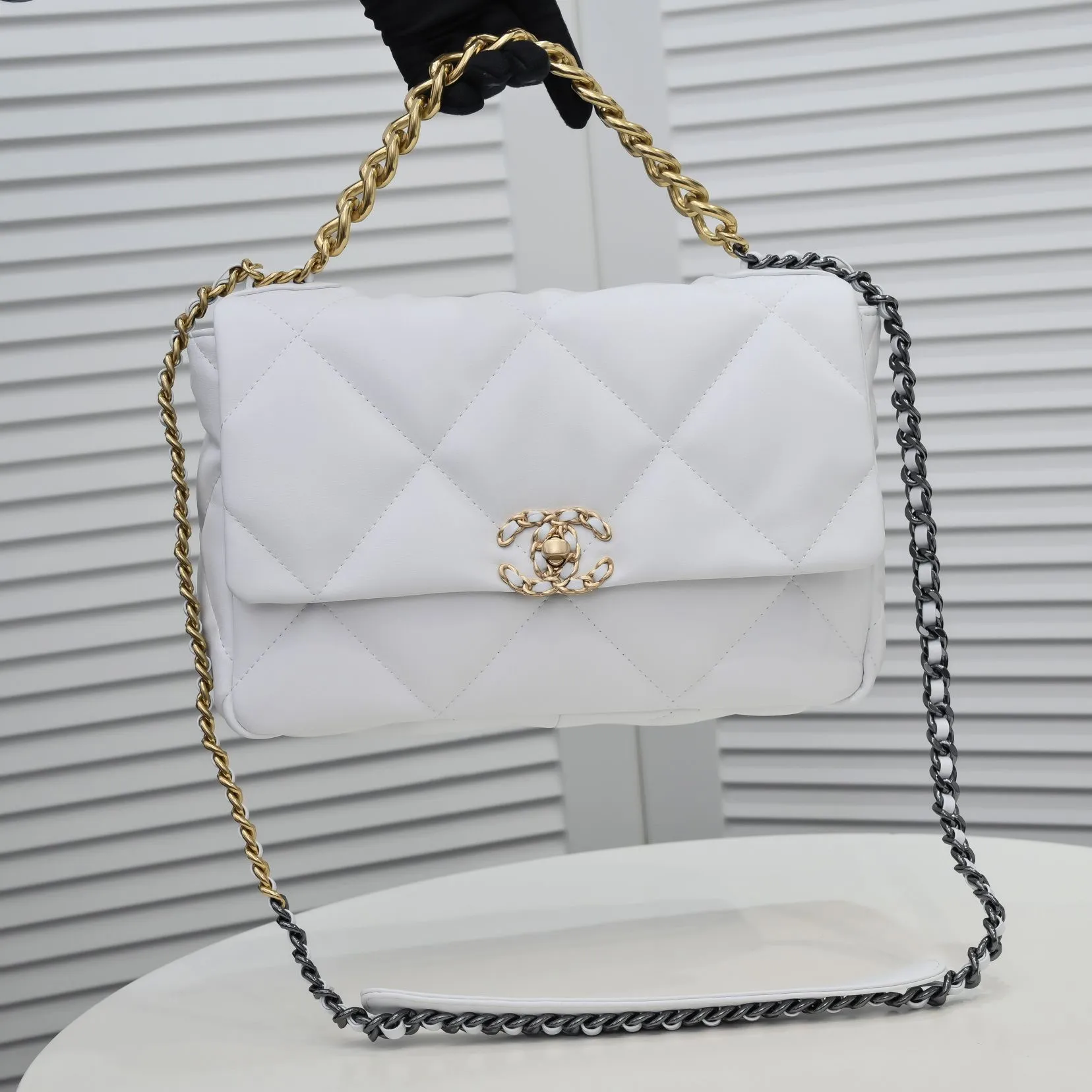 💰410￥Pure white medium size Chanel’s latest hot model is shipped📣📣Synchronized with counters🤭Imported cowhide🐂feels very soft. The upper body effect is super good, it can be carried by hand, on one shoulder or cross-body, showing the elegance and charm of women. Hurry up and get it. Style number: 9011. Size: 30*20*12cm.