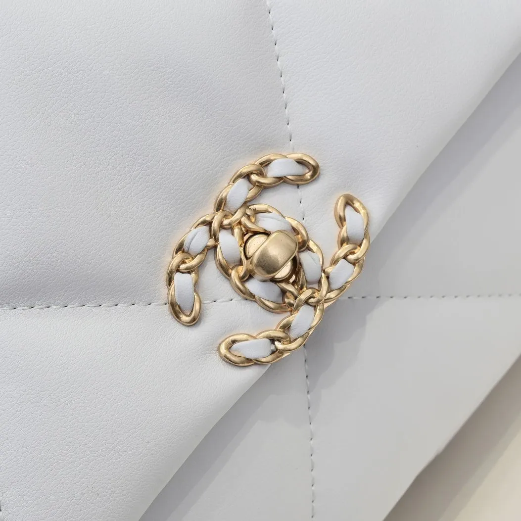 💰410￥Pure white medium size Chanel’s latest hot model is shipped📣📣Synchronized with counters🤭Imported cowhide🐂feels very soft. The upper body effect is super good, it can be carried by hand, on one shoulder or cross-body, showing the elegance and charm of women. Hurry up and get it. Style number: 9011. Size: 30*20*12cm.