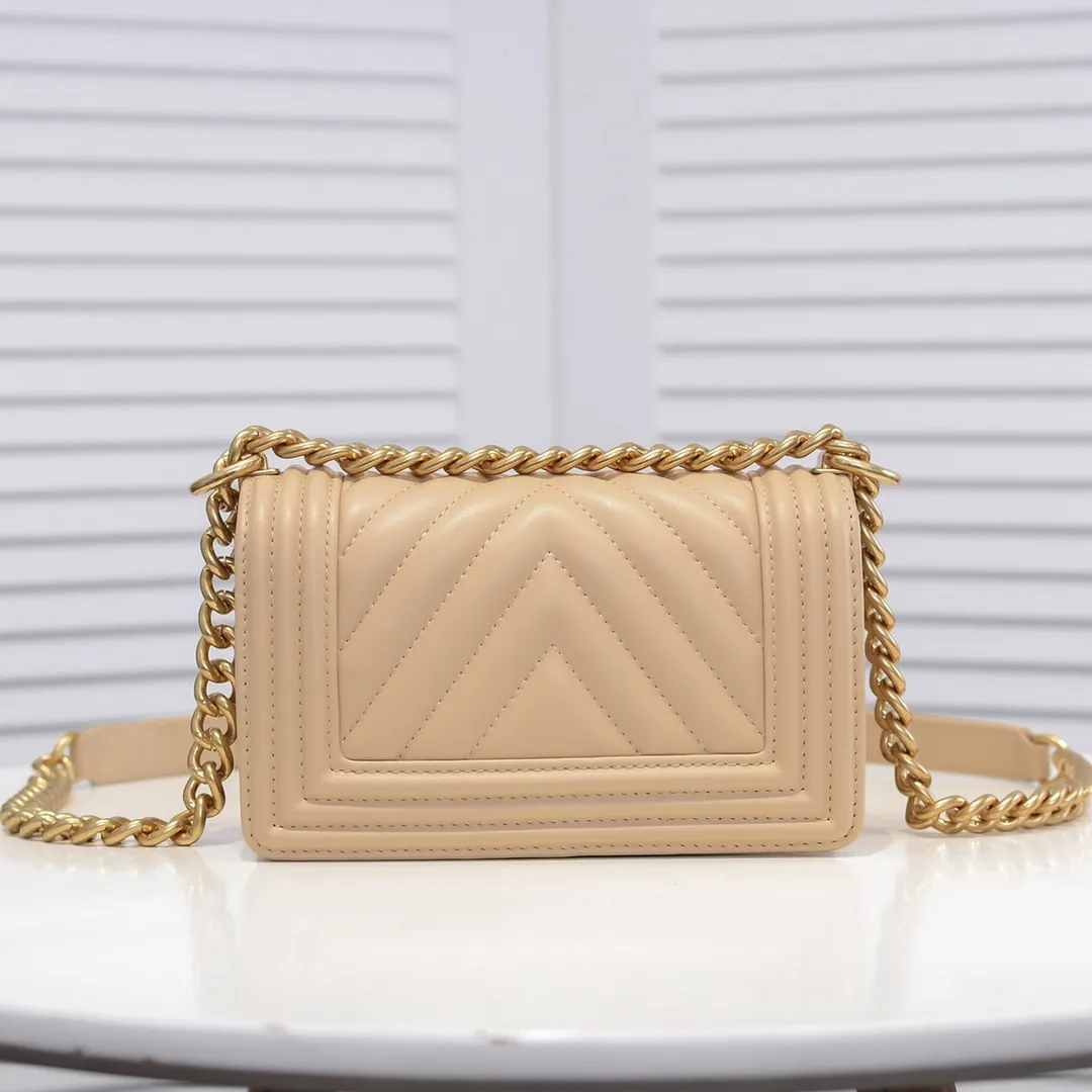 💰400￥ (Full sheepskin with original hardware) [Smile] Chanel Chanel 👑 Lambskin [Lightning] Thickened electroplated hardware accessories 🌈 The workmanship is comparable to the original order 💪 The bottom can be pinched and rebounded without trace, absolutely spot-on and real-life, fashionable and durable 💪💪 High-end quality, no pressure in and out of the drill cabinet 💏, size 20*12*7cm, style number 67085