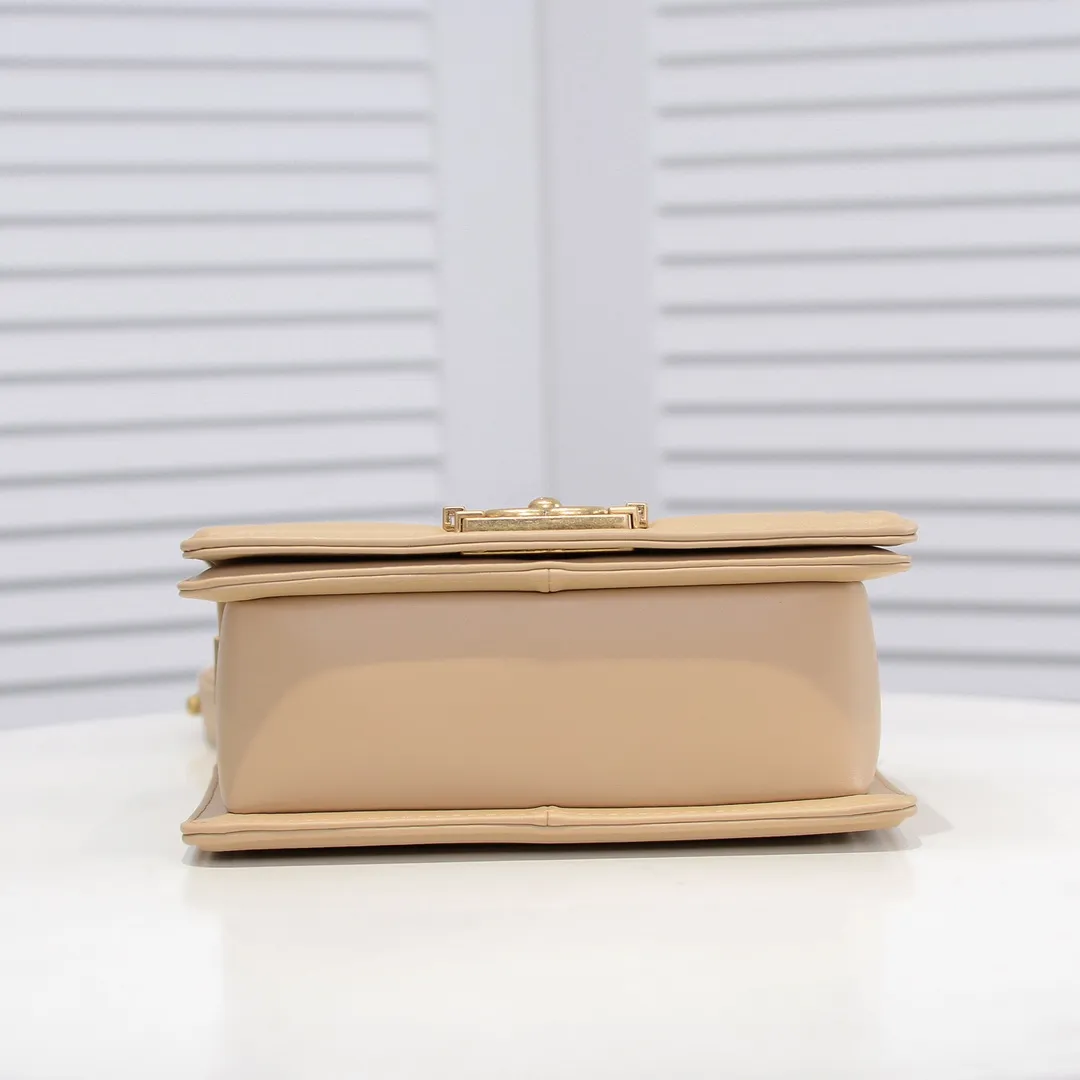 💰400￥ (Full sheepskin with original hardware) [Smile] Chanel Chanel 👑 Lambskin [Lightning] Thickened electroplated hardware accessories 🌈 The workmanship is comparable to the original order 💪 The bottom can be pinched and rebounded without trace, absolutely spot-on and real-life, fashionable and durable 💪💪 High-end quality, no pressure in and out of the drill cabinet 💏, size 20*12*7cm, style number 67085