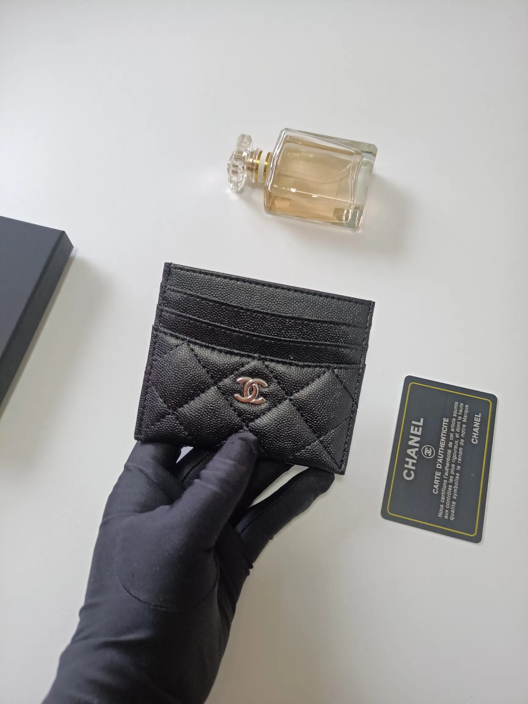 💰100💰 chanel 2025 new product card holder lambskin, seven card slots, can hold change, imported Italian lambskin + hardware logo, so beautiful, love it. The color is as shown in the picture, easy and fast storage, mini card holder No.: AP8964 Size: w11×h10cm