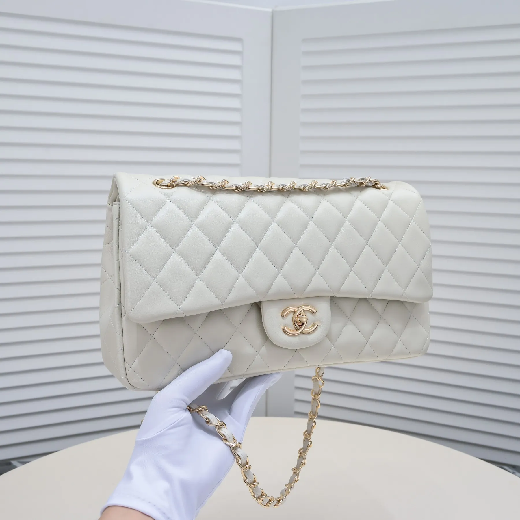 💰460￥ Off-white [color] Chanel [color] century classic, carefully crafted with exquisite workmanship of every stitch and thread, imported sheepskin with original hardware, full diamond pattern 💯The shape of the whole bag is particularly perfect in softness 👍👍😔😔Classic and irresistible, size: 30X18X8cm, style number: 1113