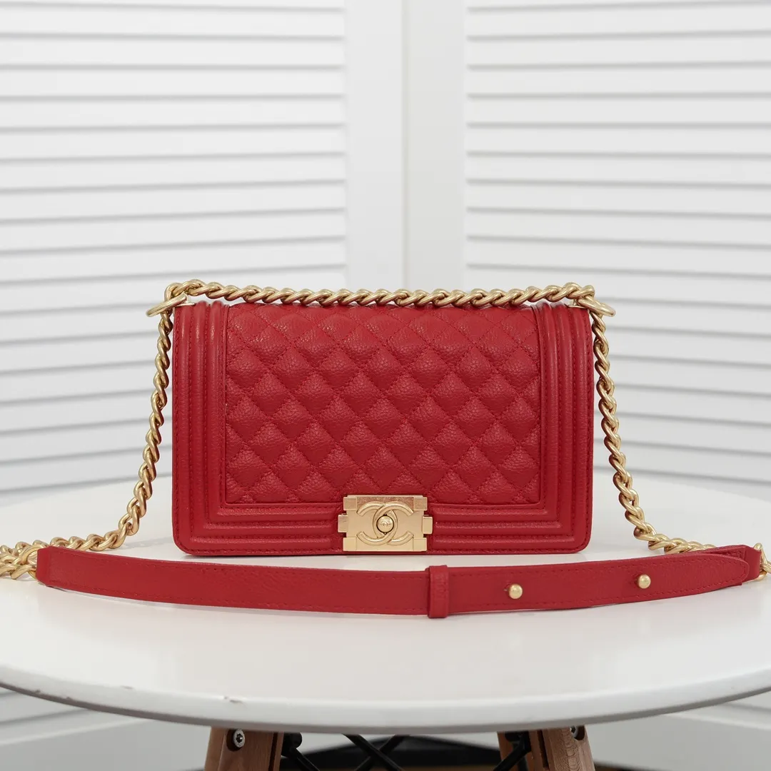 💰460￥ "Full leather inside and out with original hardware" Chanel👑 Using imported first-layer cowhide with lychee pattern [color] [lightning] thickened electroplated hardware accessories🌈The workmanship is comparable to the original order💪The bottom can be pinched and rebounded without trace, absolutely spot-on and real-life, fashionable and durable💪💪High-end quality, no pressure in and out of the drill cabinet💏, size 25*15*8cm Style number: 67086
