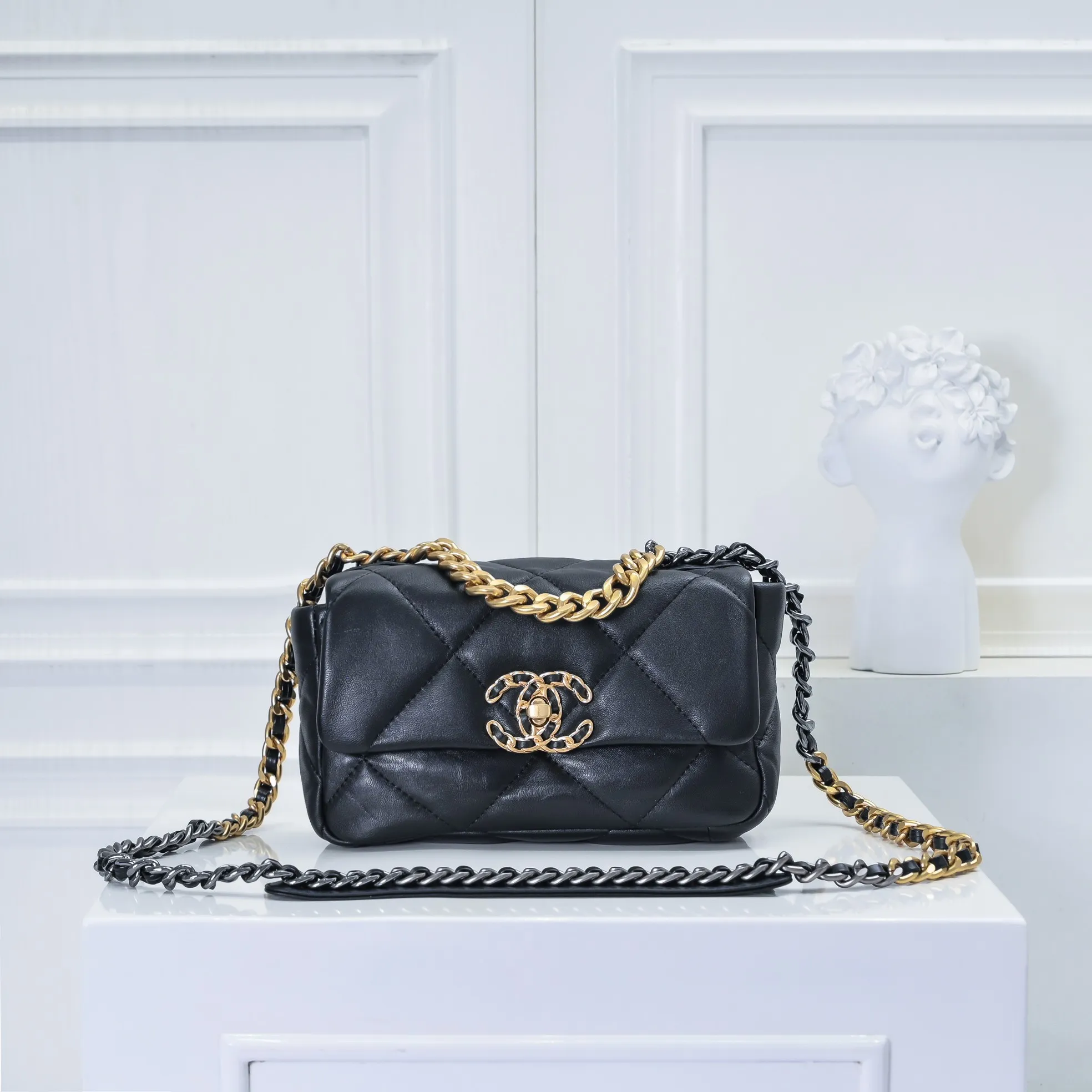 💰380￥Mini size Chanel classic 19bag goatskin of the same style as Ouyang Nana. The 19bag series gives people a strong retro style, with a little laziness and freedom. Its design inherits many classic elements of the predecessor bags. The whole bag is very fluffy. It is soft in the hand and has a color-blocked hardware chain⛓️ Matching leather, matching hardware, super authentic [strong] CHANEL❤️Ancient silver: white: gold: 3 kinds of metal mixed and matched shoulder straps. The thick chain highlights the casual style. This non-shaped bag is very casual with different matching clothes and different carrying methods. The leather chain logo is probably one of the characteristics of 21 years. It has become a hit style. The key is that every style is so nice. Mini size: 22-13-8cm Style number: 8071