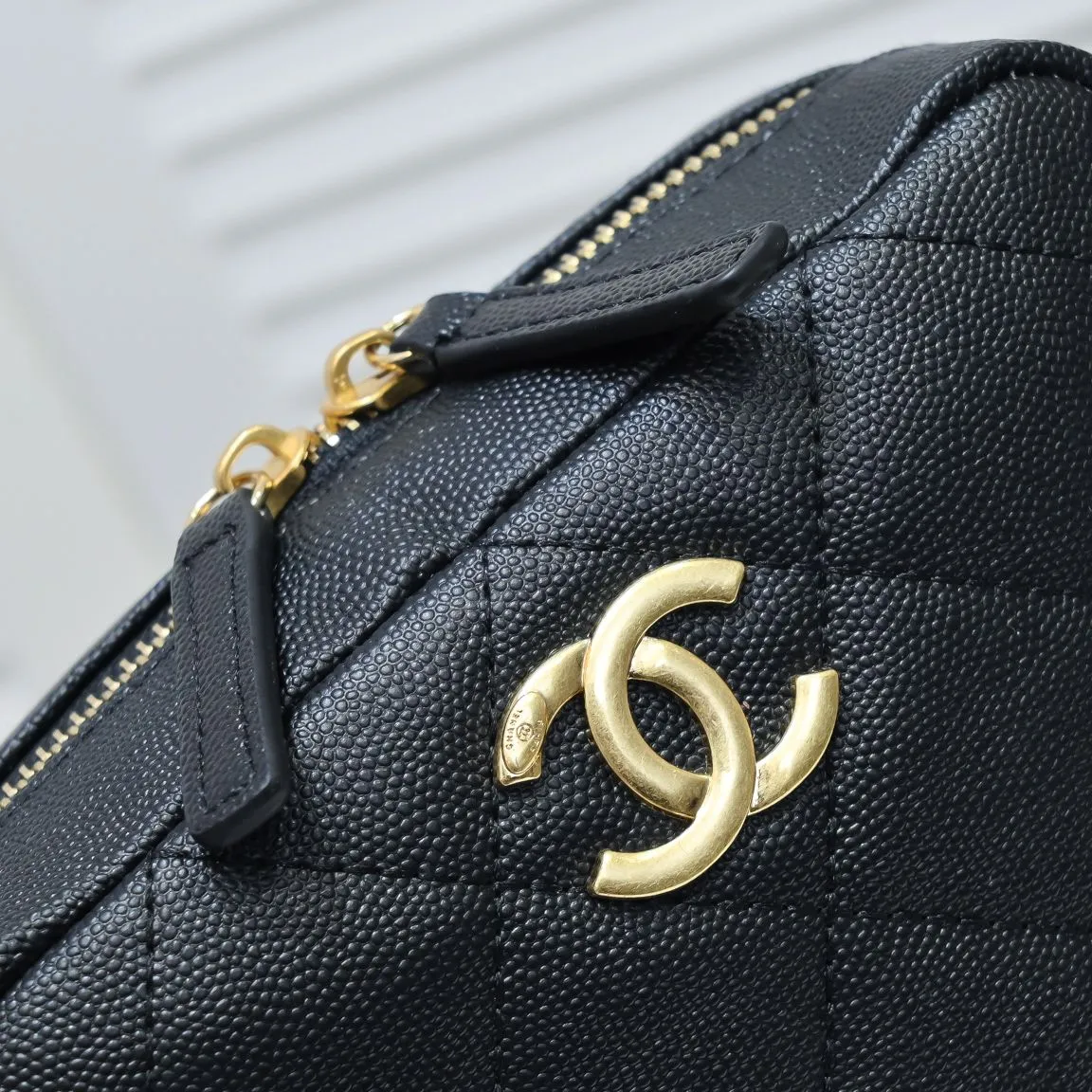 💰340￥ Chanel21K's latest popular Mini camera bag, classic rhombus, decorated with gold chain and button design pendants, the shoulder straps are adjustable in length, and the fragrance embellishes the handbag, standing out and interpreting timeless elegance. Style number: 2856 Size: 18x14x7cm