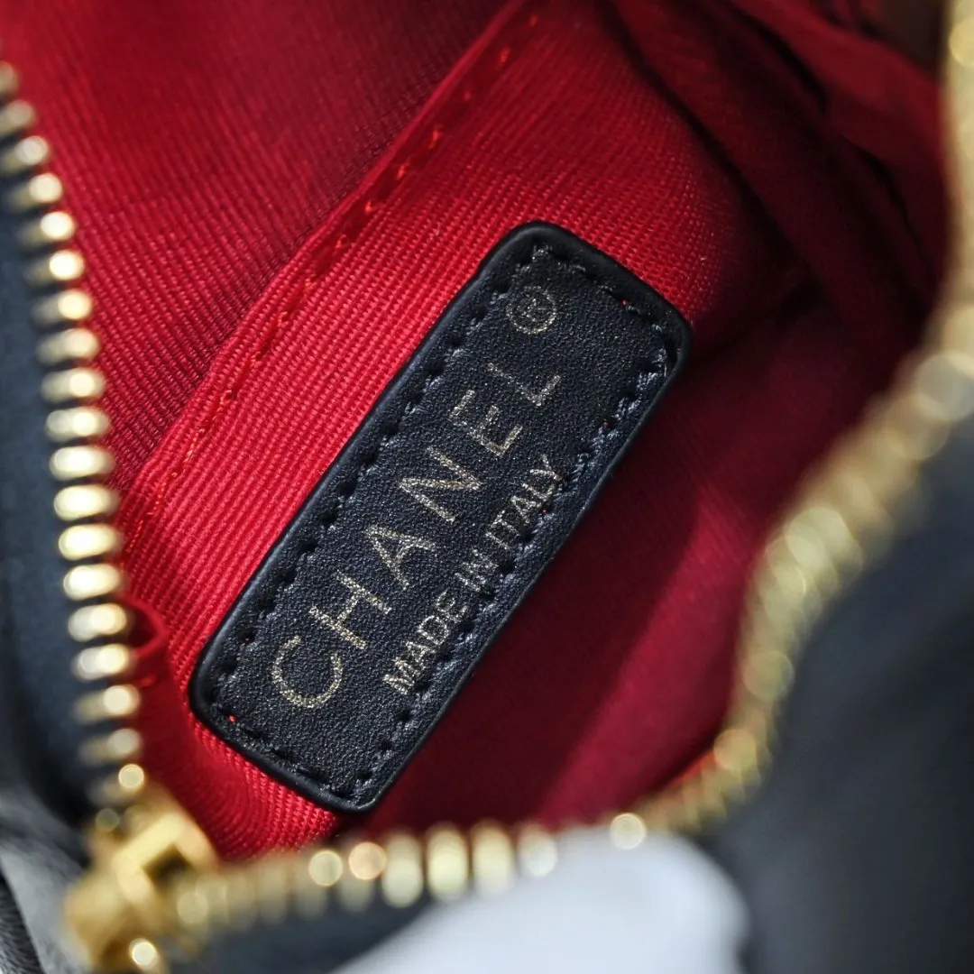 💰340￥ Chanel21K's latest popular Mini camera bag, classic rhombus, decorated with gold chain and button design pendants, the shoulder straps are adjustable in length, and the fragrance embellishes the handbag, standing out and interpreting timeless elegance. Style number: 2856 Size: 18x14x7cm