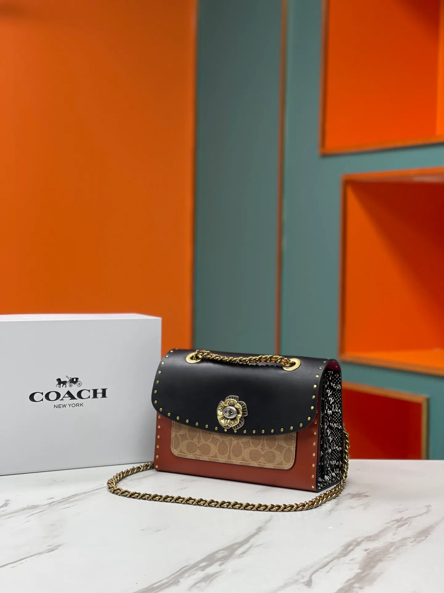 Batch 610💰 Original quality coach model 29416 Classic logo canvas rivets and snakeskin details MADISON shoulder bag Madison has both durable style and modern design, and can be used for various occasions such as work and leisure. Crafted from refined calfskin and Signature canvas with genuine snakeskin leather, it features polished rivets, an external pocket for easy access to everyday essentials and tea rose turn-lock fasteners. Lined in fabric, it comes with a leather chain strap that doubles as a long shoulder strap or as two short handles. Size: 26*17.5*10