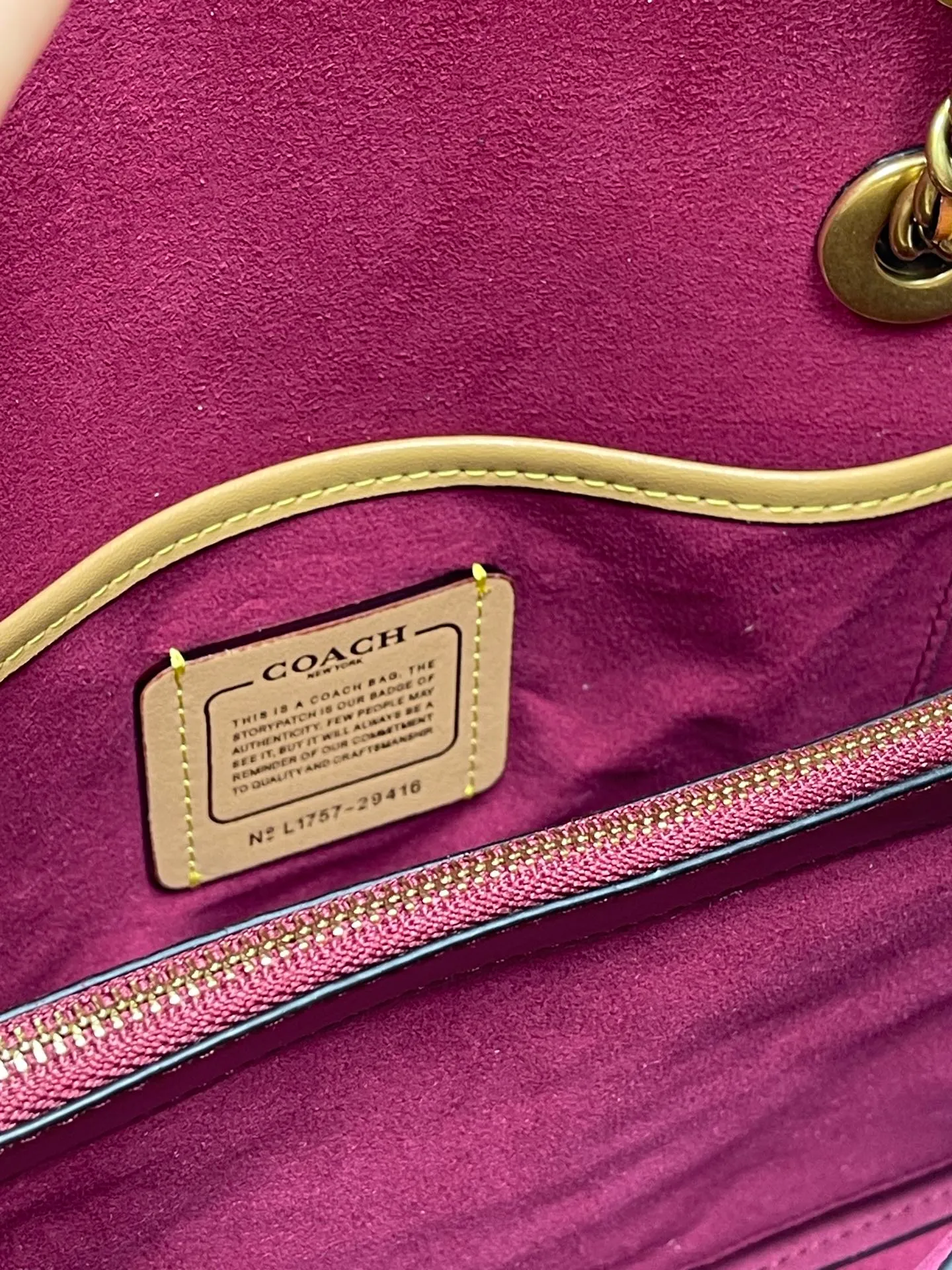 Batch 610💰 Original quality coach model 29416 Classic logo canvas rivets and snakeskin details MADISON shoulder bag Madison has both durable style and modern design, and can be used for various occasions such as work and leisure. Crafted from refined calfskin and Signature canvas with genuine snakeskin leather, it features polished rivets, an external pocket for easy access to everyday essentials and tea rose turn-lock fasteners. Lined in fabric, it comes with a leather chain strap that doubles as a long shoulder strap or as two short handles. Size: 26*17.5*10