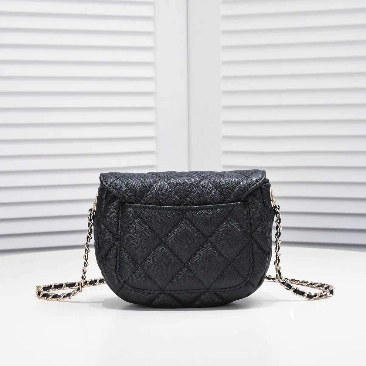 💰340￥Chanel 23P hidden popular saddle bag. The quantity in the counter is very small. It’s not easy to buy at a premium price. I’m really surprised by its practicality. It’s super good-looking! It can also hold iPhone pro max. It has a large capacity. It will definitely become a classic. I recommend haas lychee cowhide. Model number: 9097. Size: 19*16*7cm.