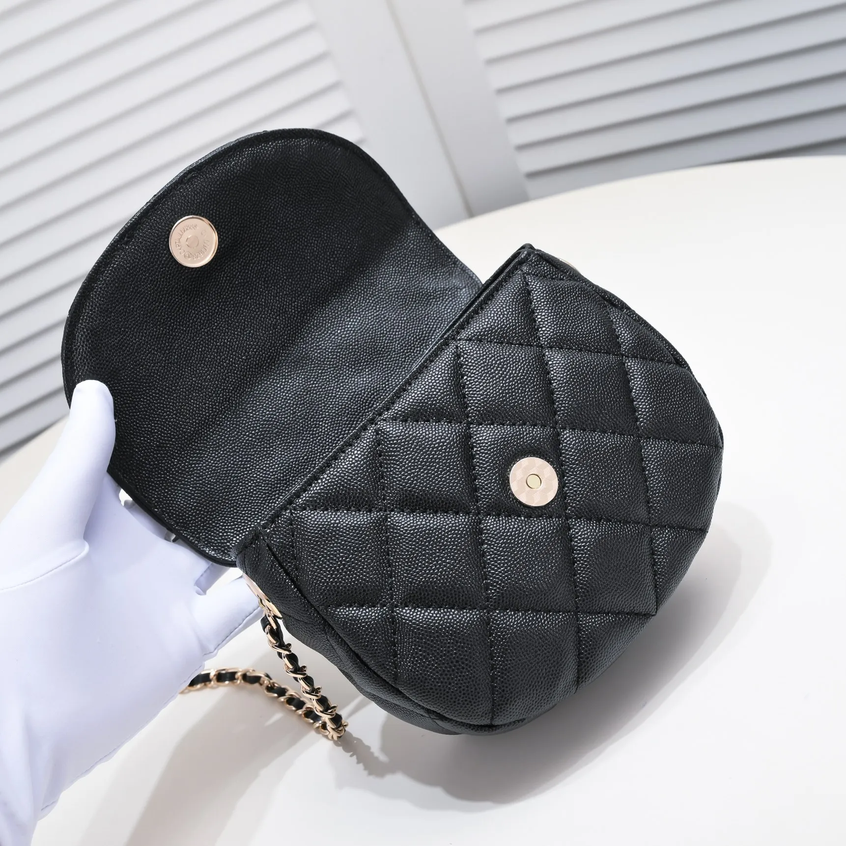 💰340￥Chanel 23P hidden popular saddle bag. The quantity in the counter is very small. It’s not easy to buy at a premium price. I’m really surprised by its practicality. It’s super good-looking! It can also hold iPhone pro max. It has a large capacity. It will definitely become a classic. I recommend haas lychee cowhide. Model number: 9097. Size: 19*16*7cm.