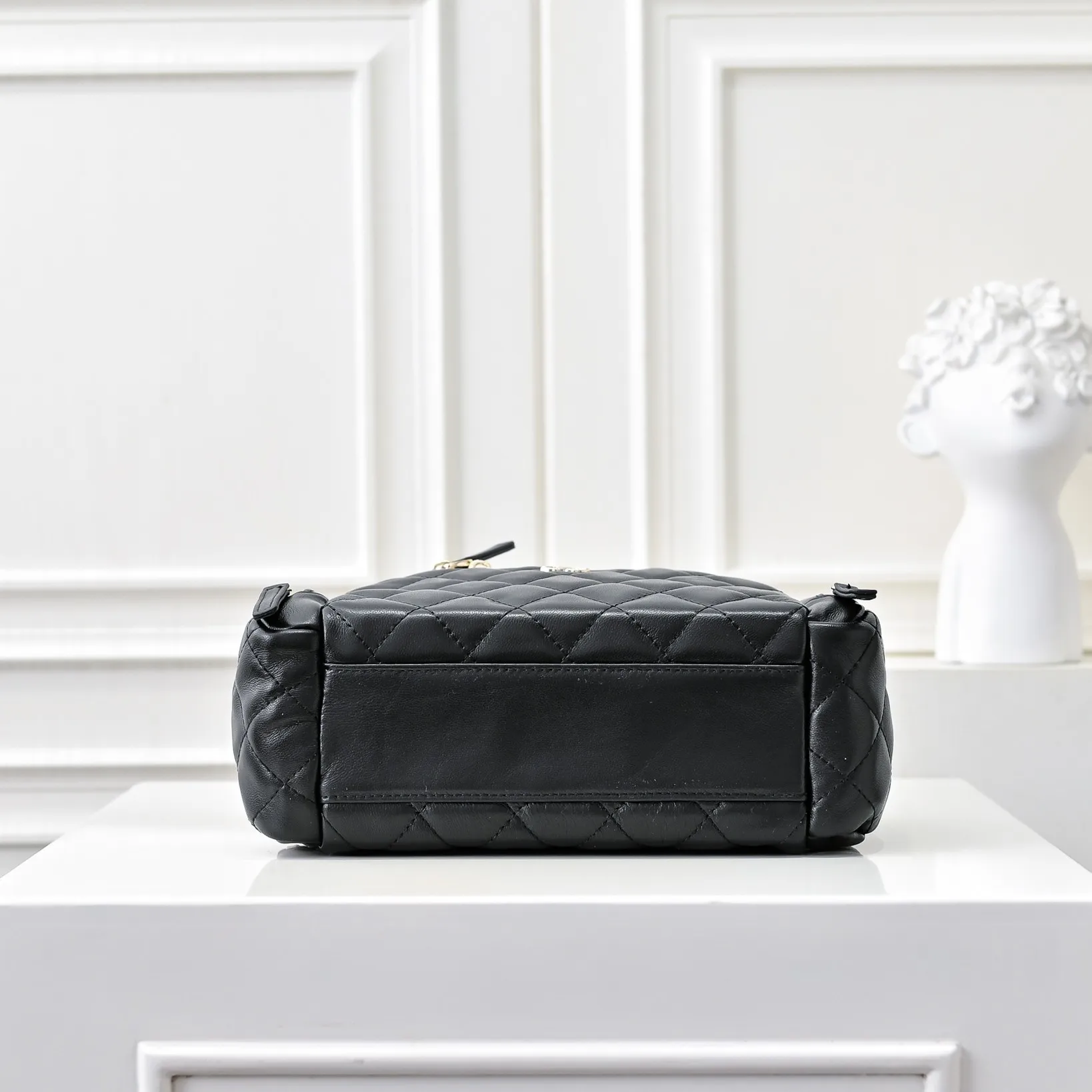 💰520￥👑CHANEL24K new camera bag📷 Full marks for high-end, worth recommending. Lambskin with metal chain. The small and exquisite camera shape with golden embellishments not only adds a touch of playfulness, but also makes the whole thing more romantic and elegant~ This bag adds a touch of elf-like agility. It is a versatile item that can be worn on the shoulder or crossbody! Size: 24x13cm Style number: 1216