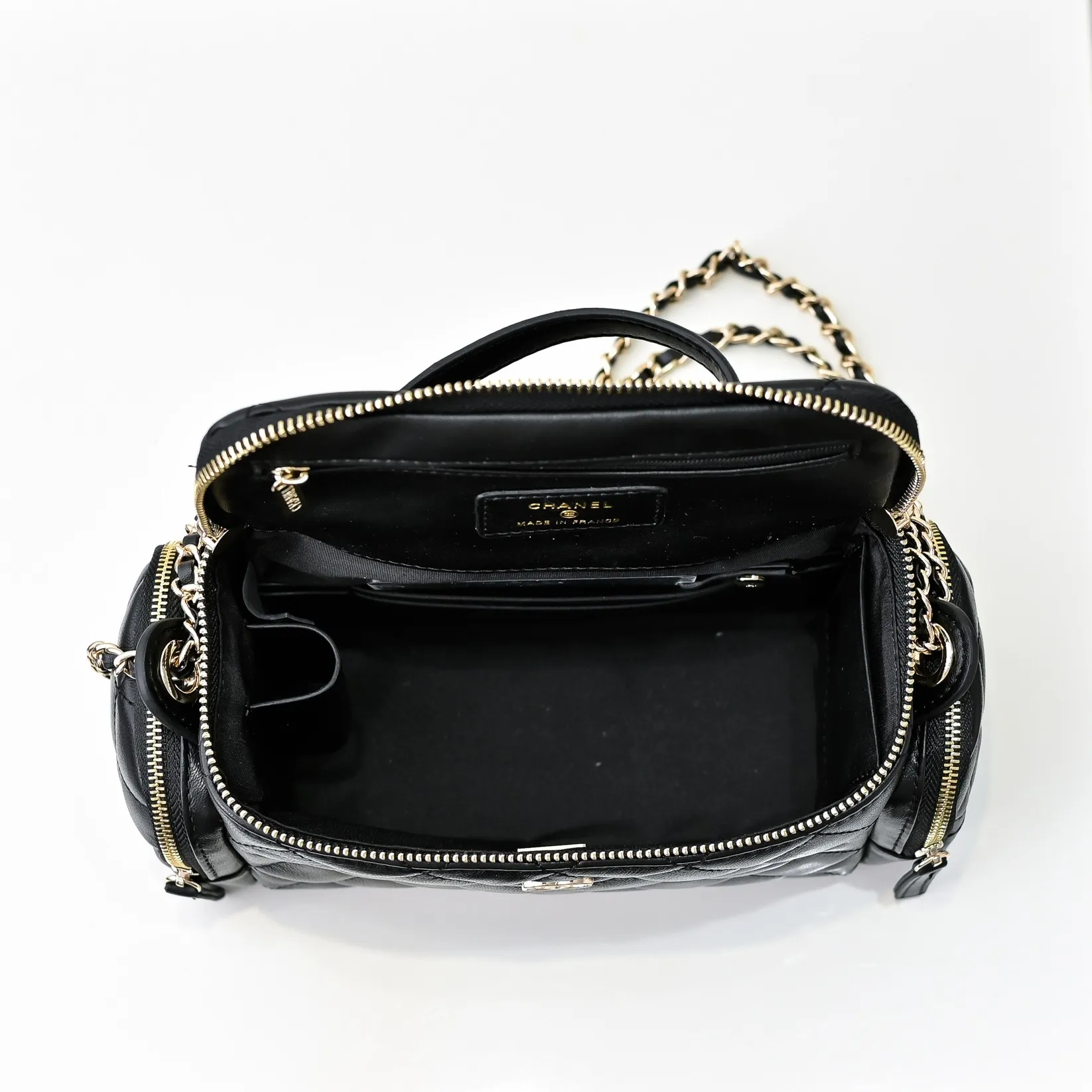 💰520￥👑CHANEL24K new camera bag📷 Full marks for high-end, worth recommending. Lambskin with metal chain. The small and exquisite camera shape with golden embellishments not only adds a touch of playfulness, but also makes the whole thing more romantic and elegant~ This bag adds a touch of elf-like agility. It is a versatile item that can be worn on the shoulder or crossbody! Size: 24x13cm Style number: 1216