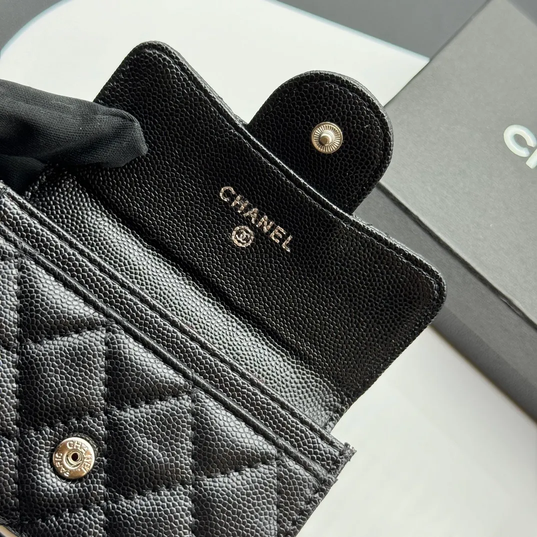 💰130 💎Top quality 💖 𝑪𝑯𝑨𝑵𝑬𝑳 Caviar black/silver 💌 23K classic diamond pattern lambskin Chanel wallet 👛 CHANEL Classic Series Many new cf small card bags have arrived! This card holder has an extra card pocket at the back than the previous classic card holder❤️You can store cards and coins separately😊A very practical coin purse❤️Model number: AP458 Size: 11X7.5X2