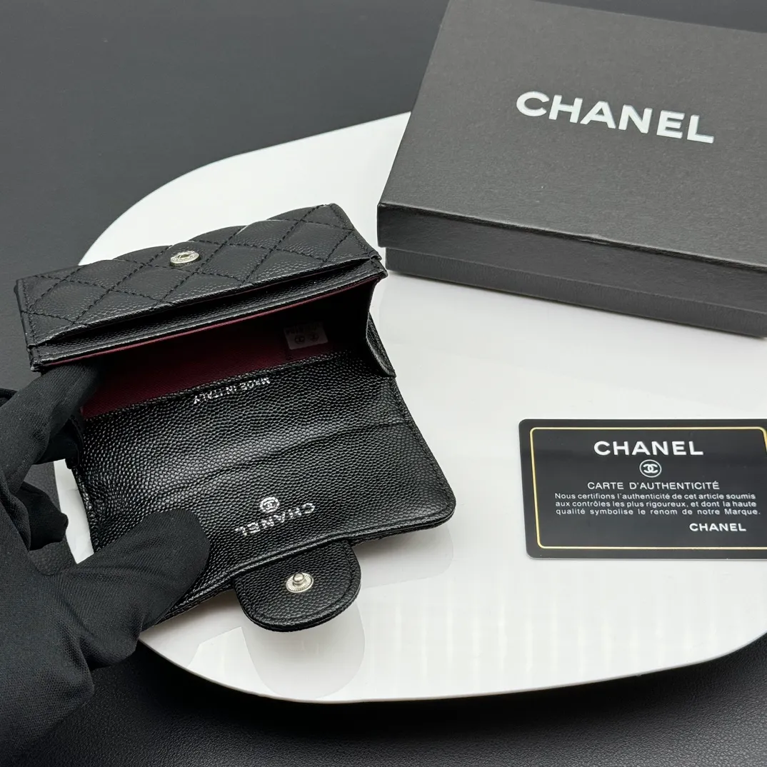 💰130 💎Top quality 💖 𝑪𝑯𝑨𝑵𝑬𝑳 Caviar black/silver 💌 23K classic diamond pattern lambskin Chanel wallet 👛 CHANEL Classic Series Many new cf small card bags have arrived! This card holder has an extra card pocket at the back than the previous classic card holder❤️You can store cards and coins separately😊A very practical coin purse❤️Model number: AP458 Size: 11X7.5X2