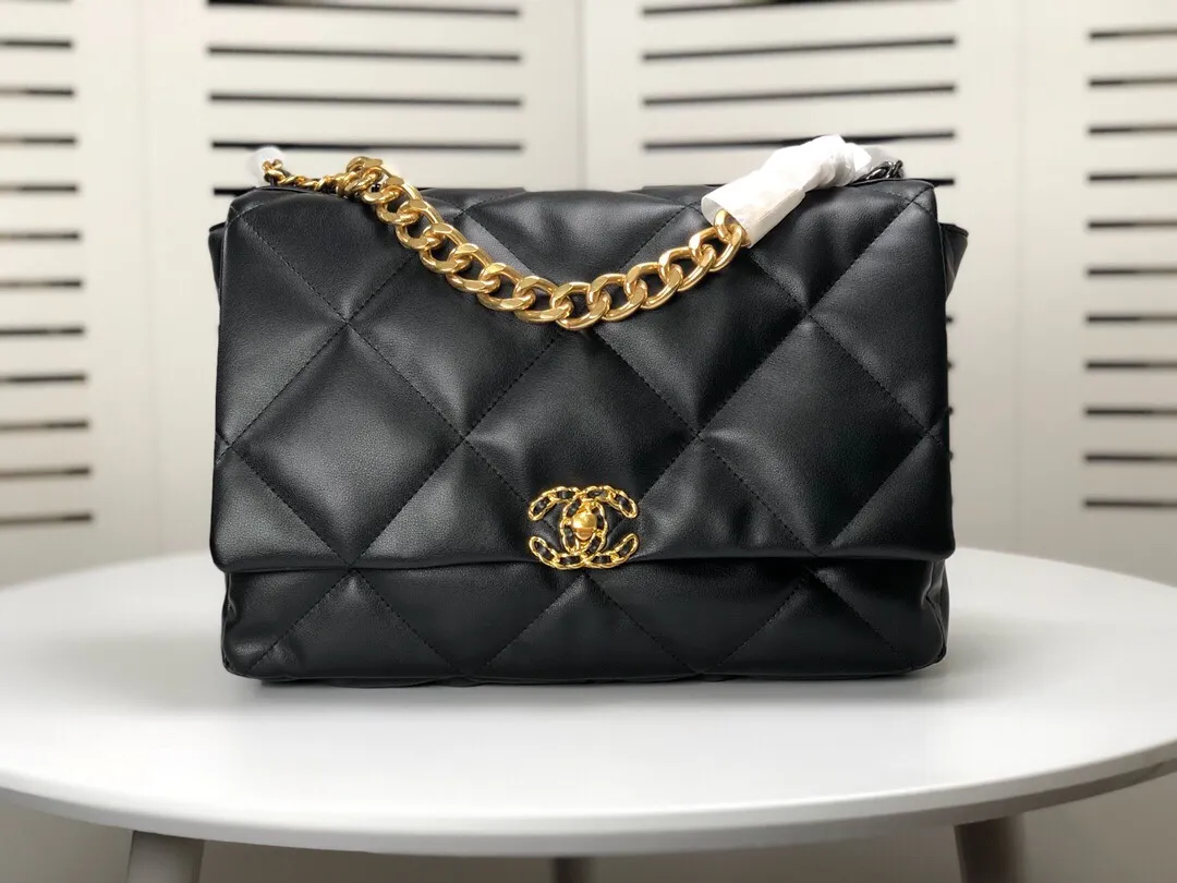 💰480￥The latest popular model of Chanel in large black size is now available📣📣Synchronized with counters🤭Imported cowhide🐂feels very soft. The upper body effect is super good, it can be carried by hand, on one shoulder or cross-body, showing the elegance and charm of women. Hurry up and get it. Style number: 9012. Size: 36*24*14cm.