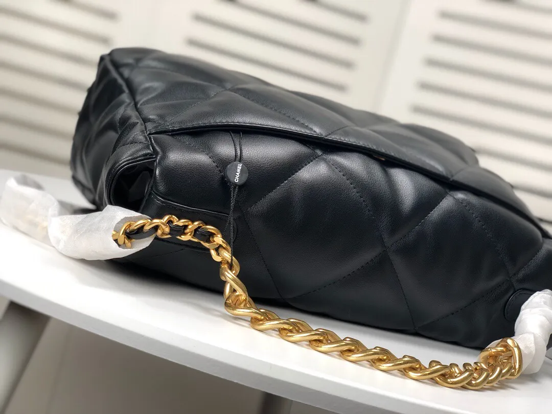 💰480￥The latest popular model of Chanel in large black size is now available📣📣Synchronized with counters🤭Imported cowhide🐂feels very soft. The upper body effect is super good, it can be carried by hand, on one shoulder or cross-body, showing the elegance and charm of women. Hurry up and get it. Style number: 9012. Size: 36*24*14cm.